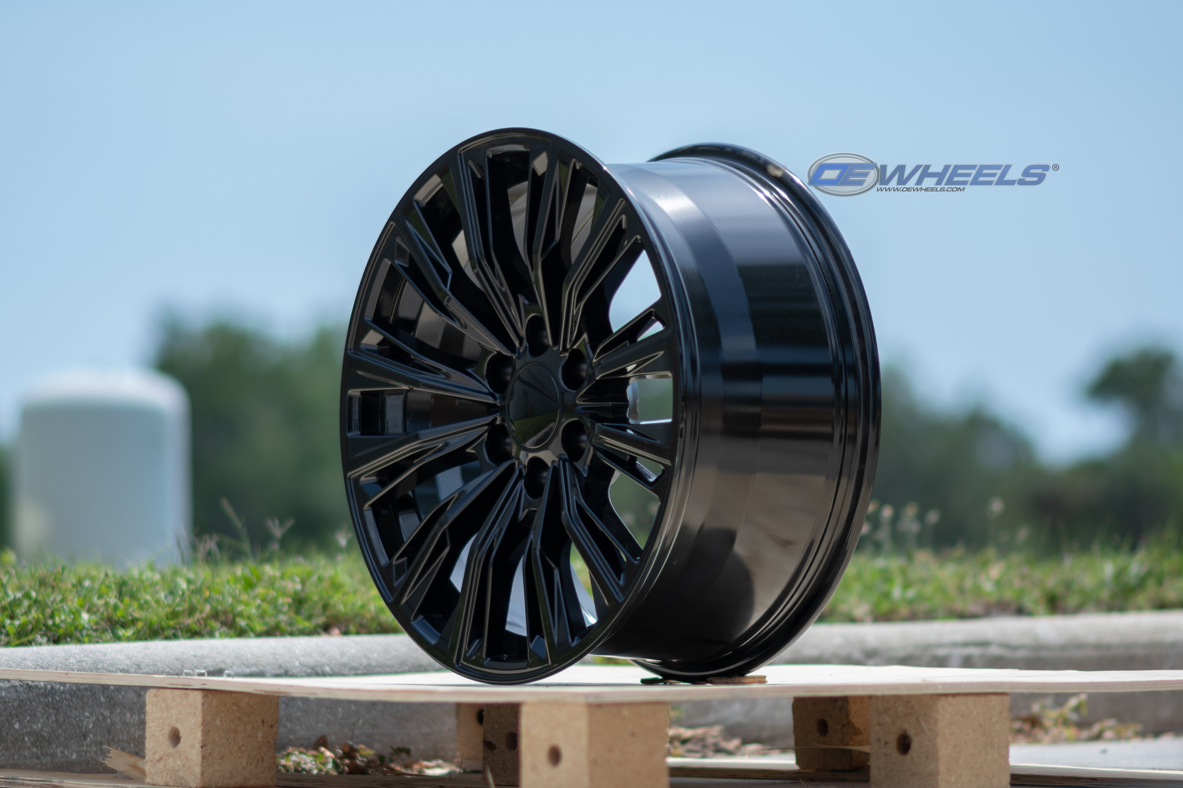 OE Wheels CA93-20090-6550-28B 20" Replica fits Cadillac Escalade - Gloss Black