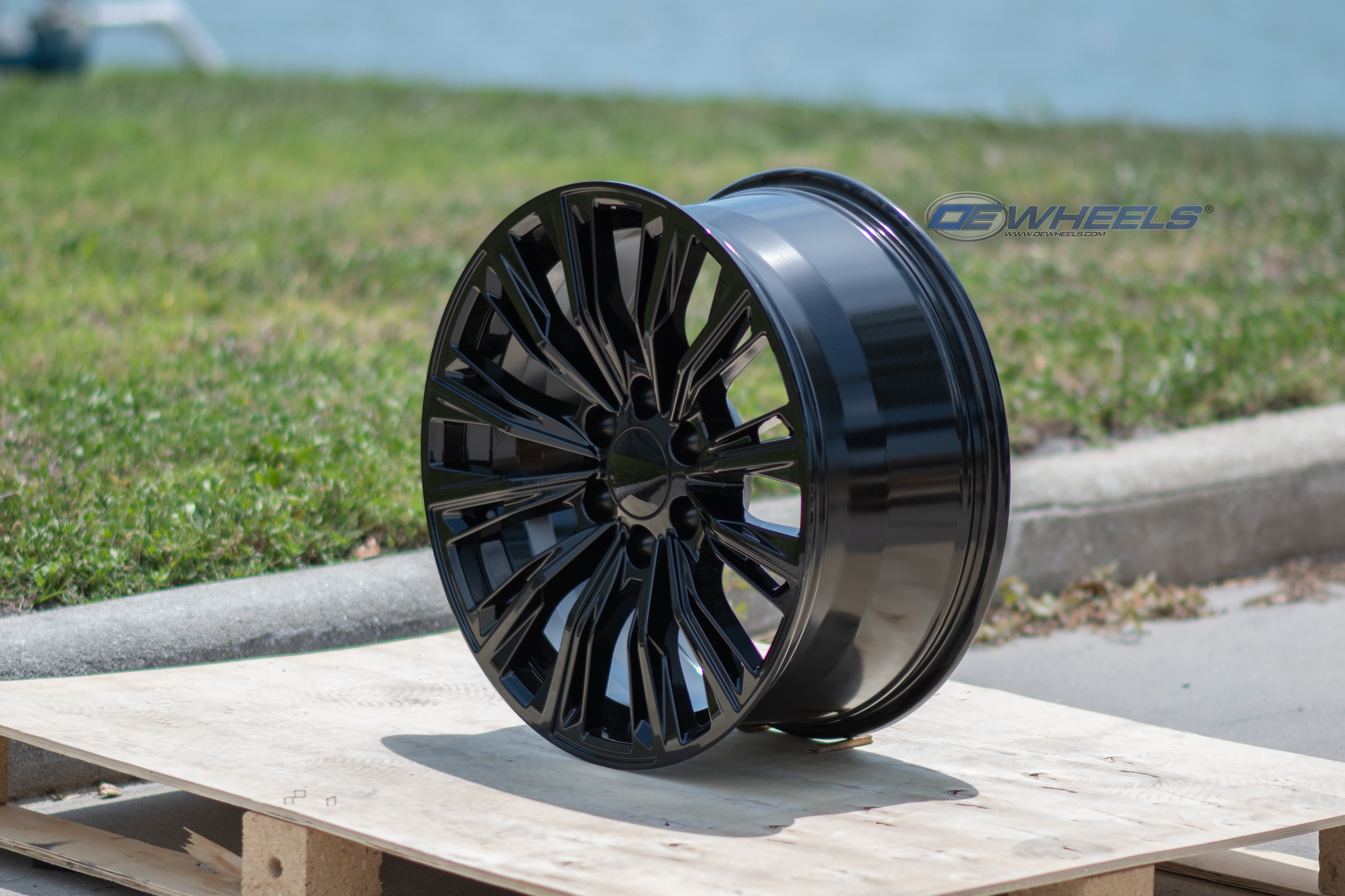 OE Wheels CA93-20090-6550-28B 20" Replica fits Cadillac Escalade - Gloss Black