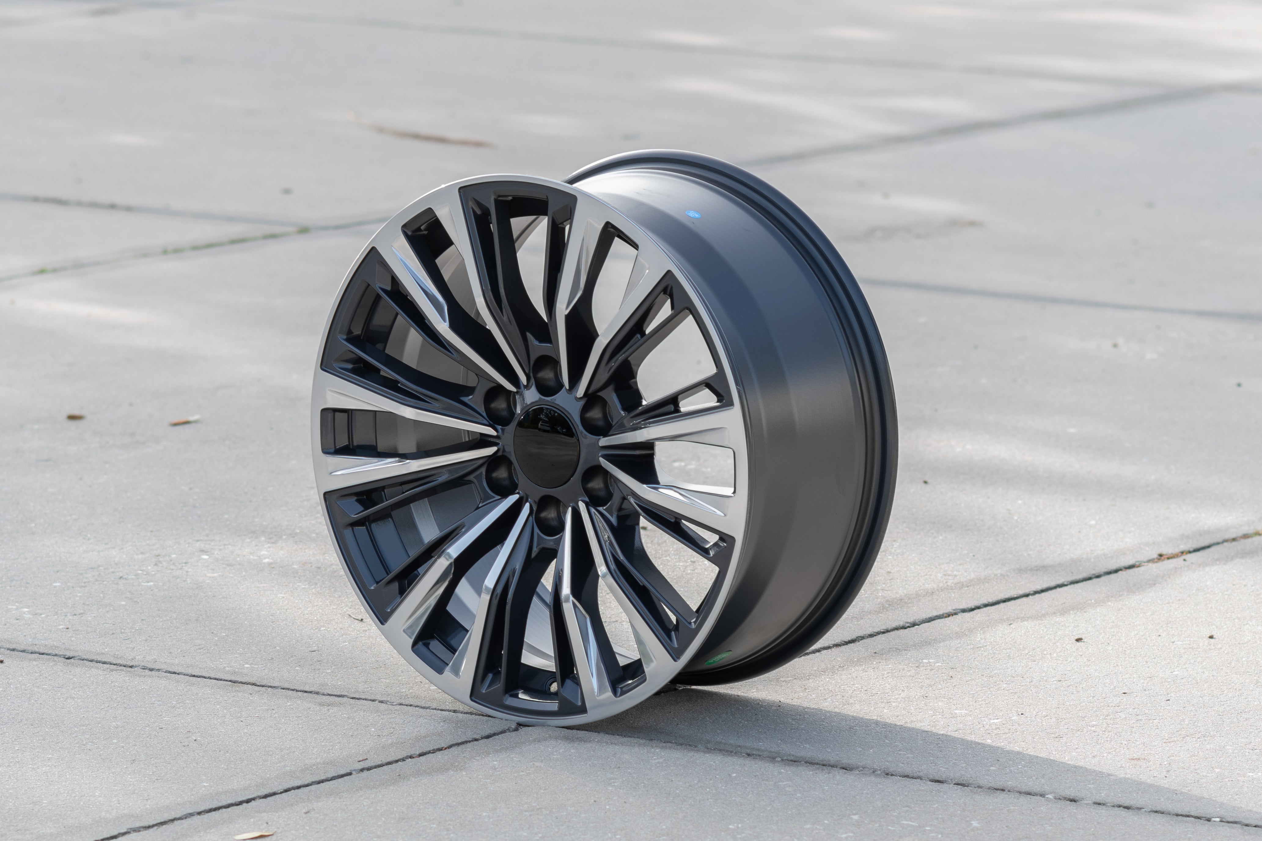 OE Wheels CA93-22090-6550-28PG 22" Replica fits Cadillac Escalade Gunmetal