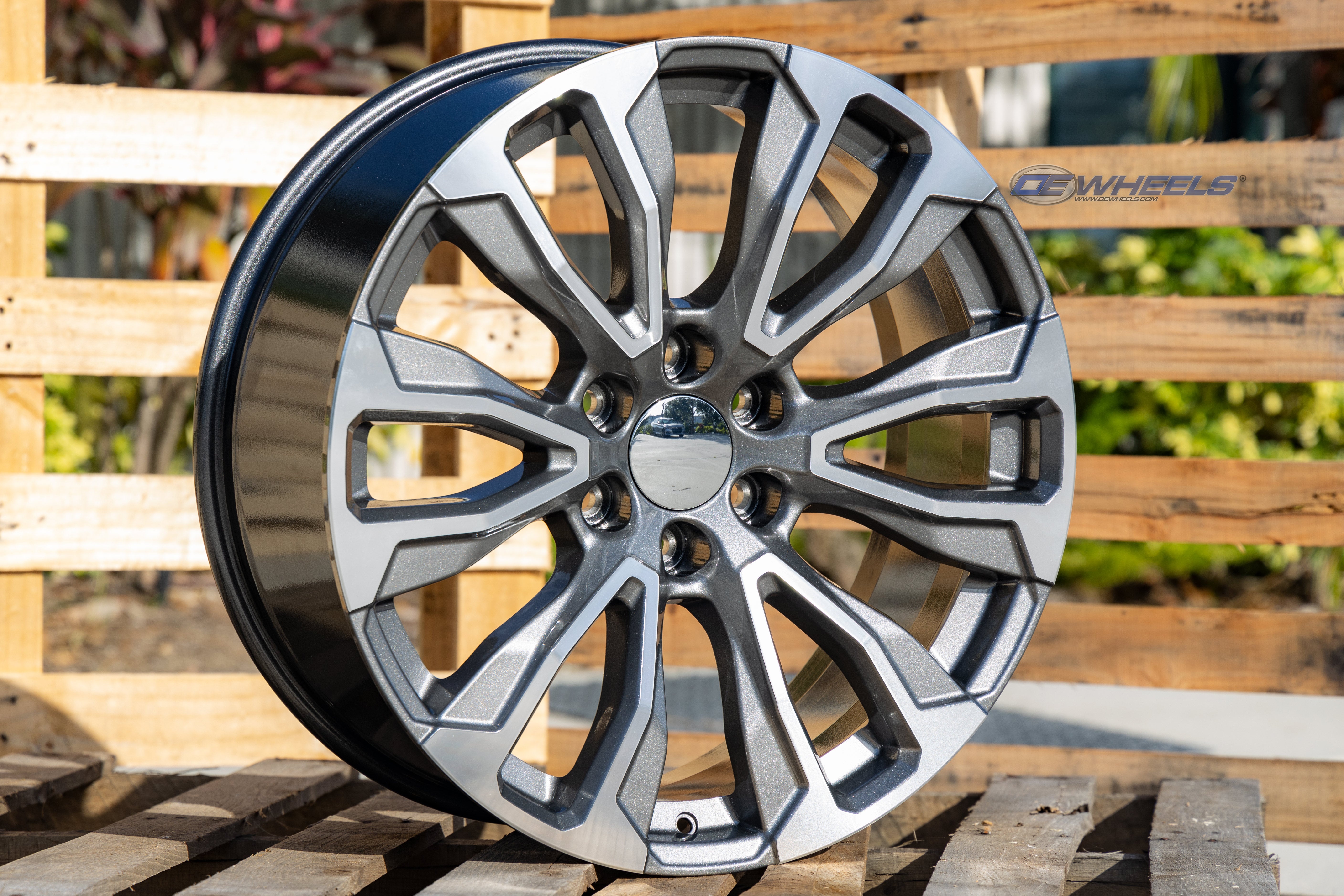 OE Wheels CV30-22090-6550-28MG 22" Replica fits GMC Yukon 1500 Gunmetal Machined