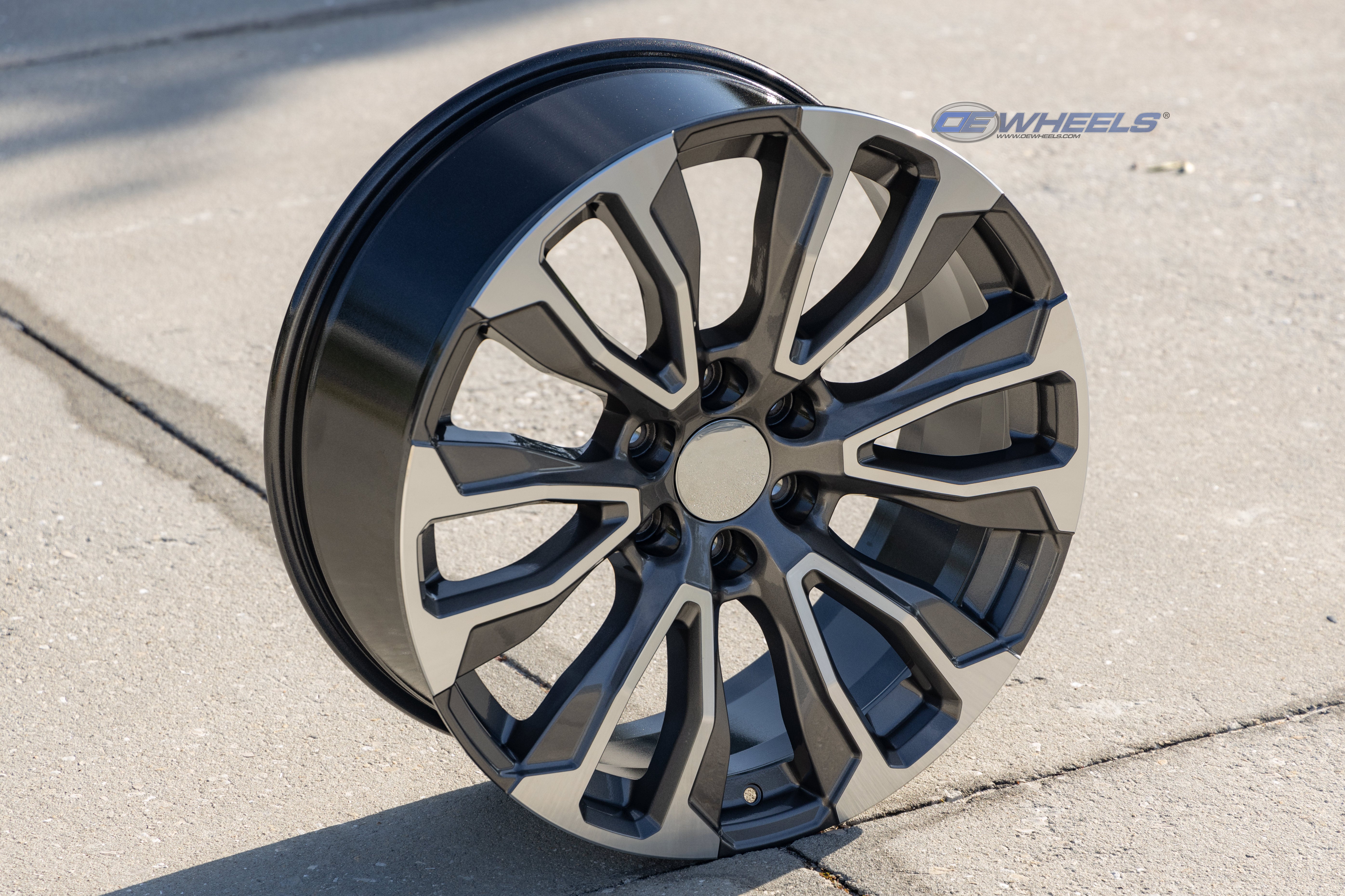 OE Wheels CV30-22090-6550-28MG 22" Replica fits GMC Yukon 1500 Gunmetal Machined