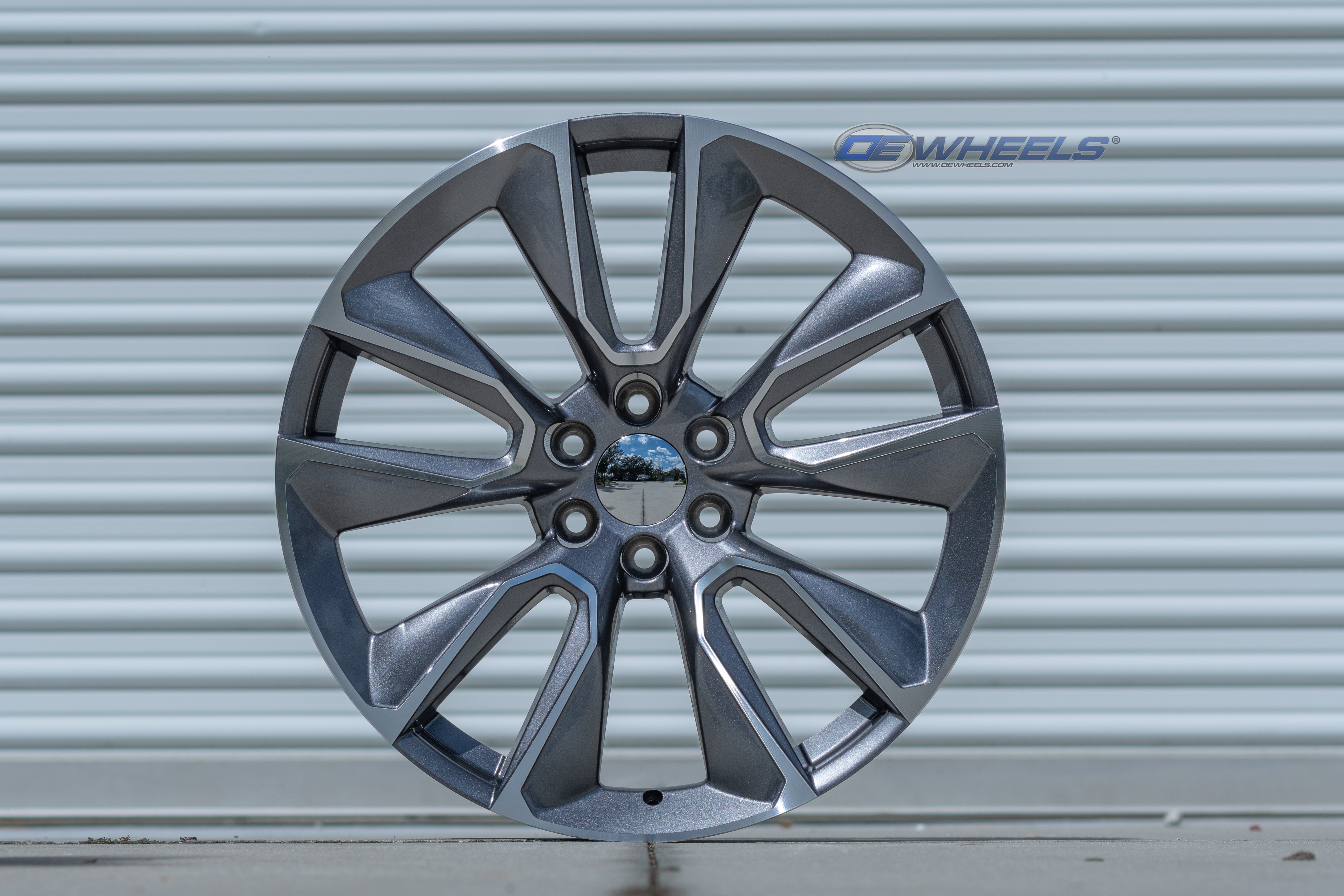 OE Wheels CV32-22090-6550-28MG 22" Replica fits Chevrolet Silverado Gunmetal