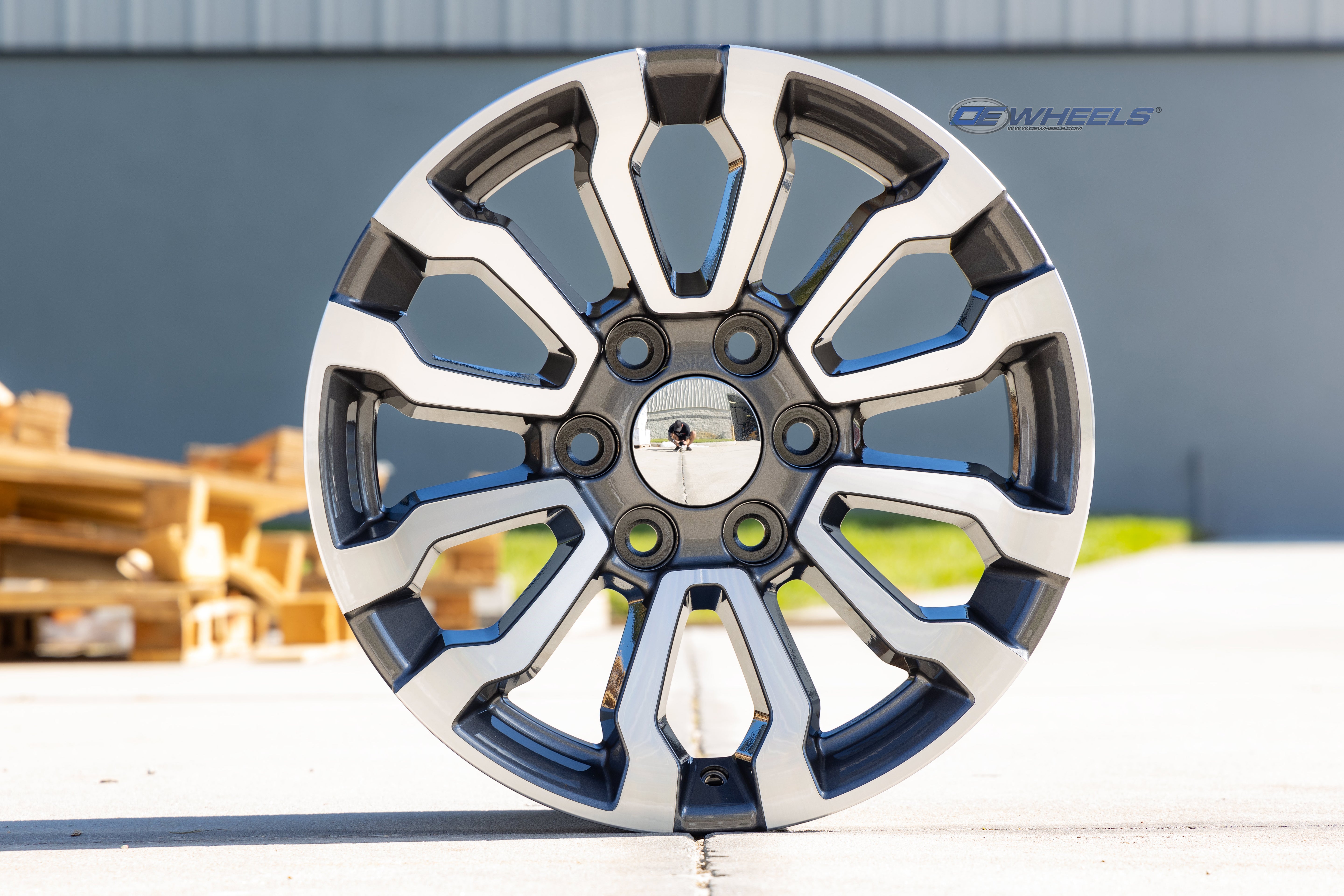 OE Wheels CV35-18085-6550-26MG 18" Replica fits GMC Sierra Gunmetal Machined