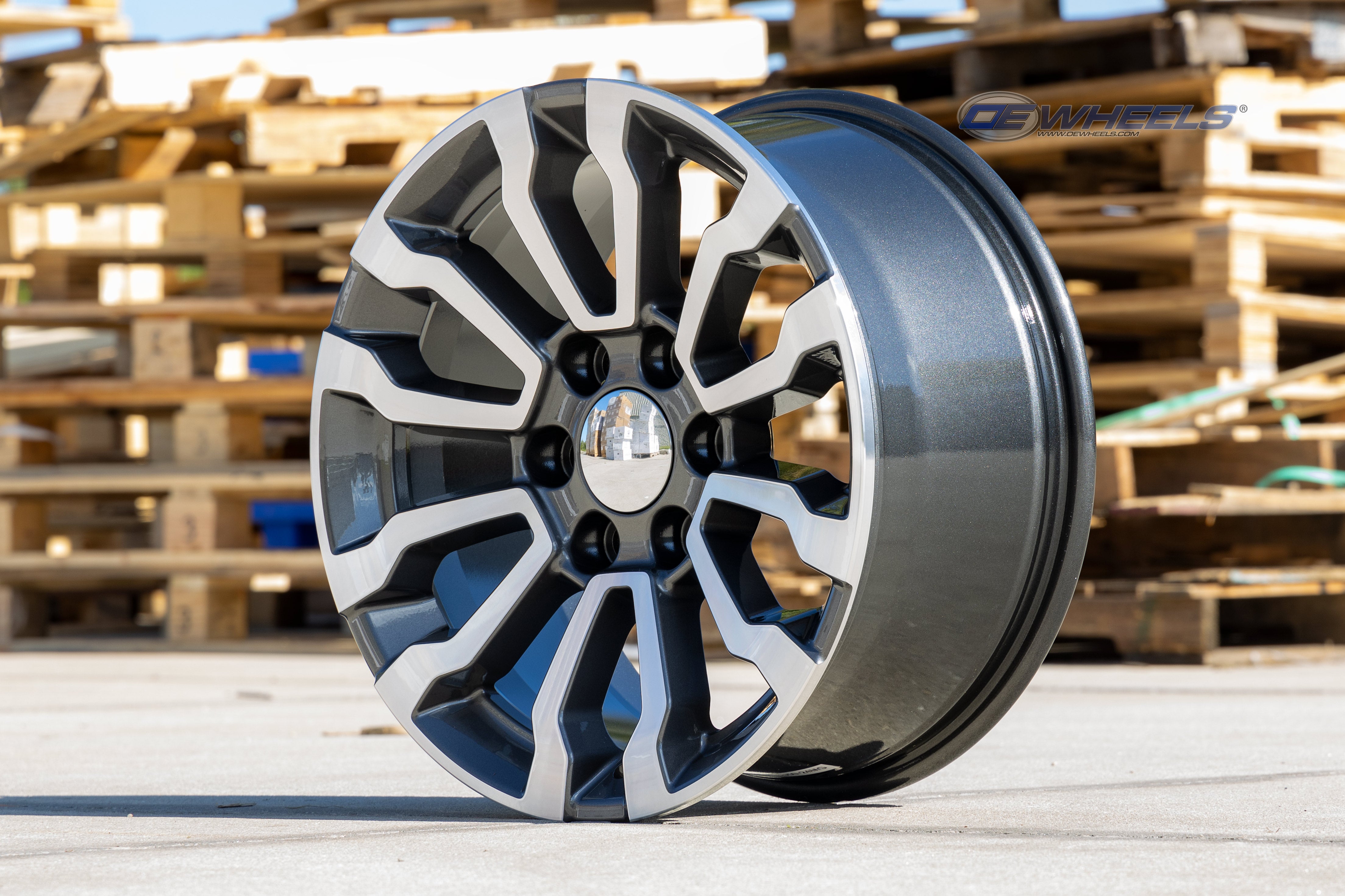 OE Wheels CV35-18085-6550-26MG 18" Replica fits GMC Sierra Gunmetal Machined