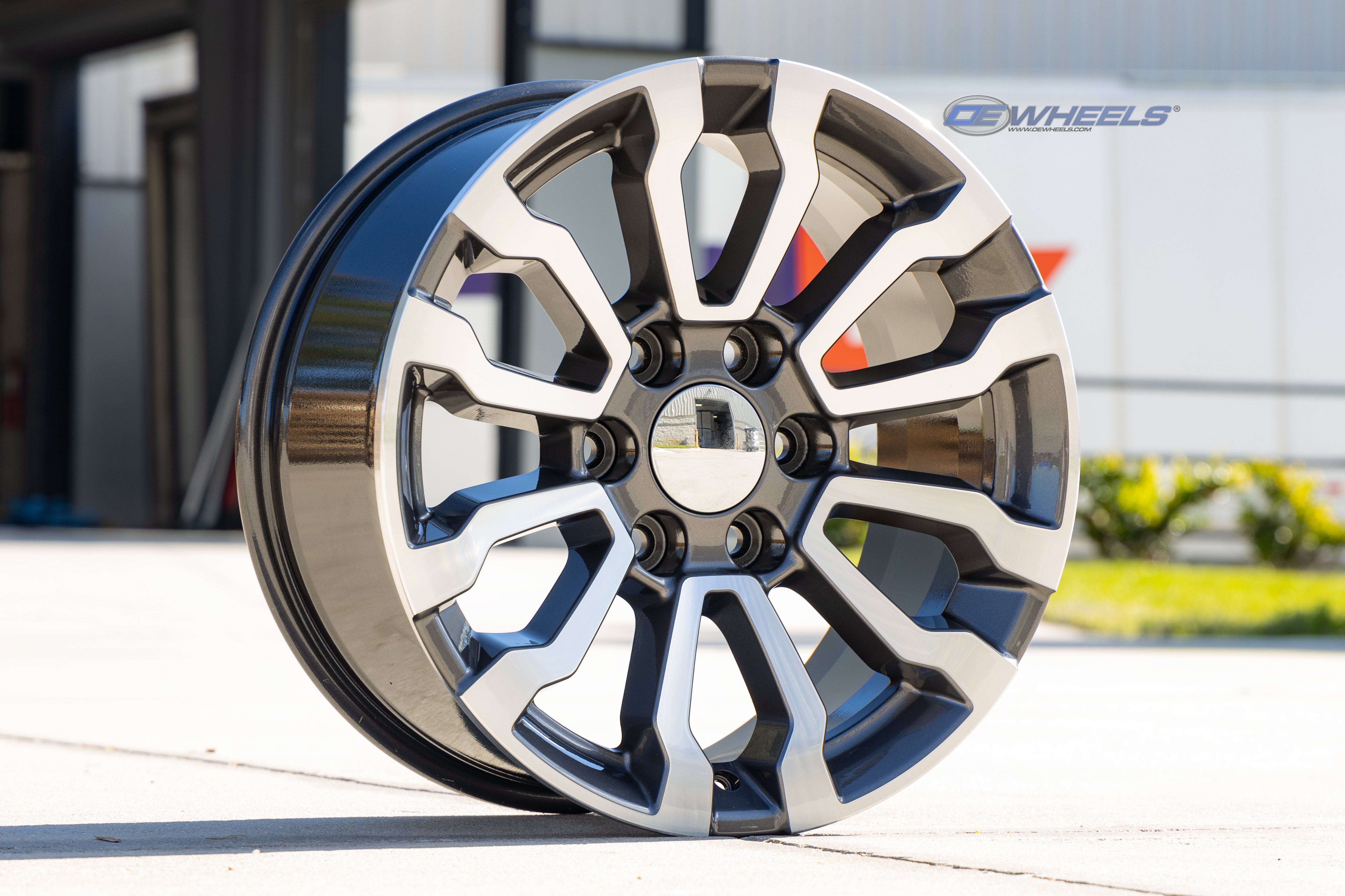 OE Wheels CV35-18085-6550-26MG 18" Replica fits GMC Sierra Gunmetal Machined