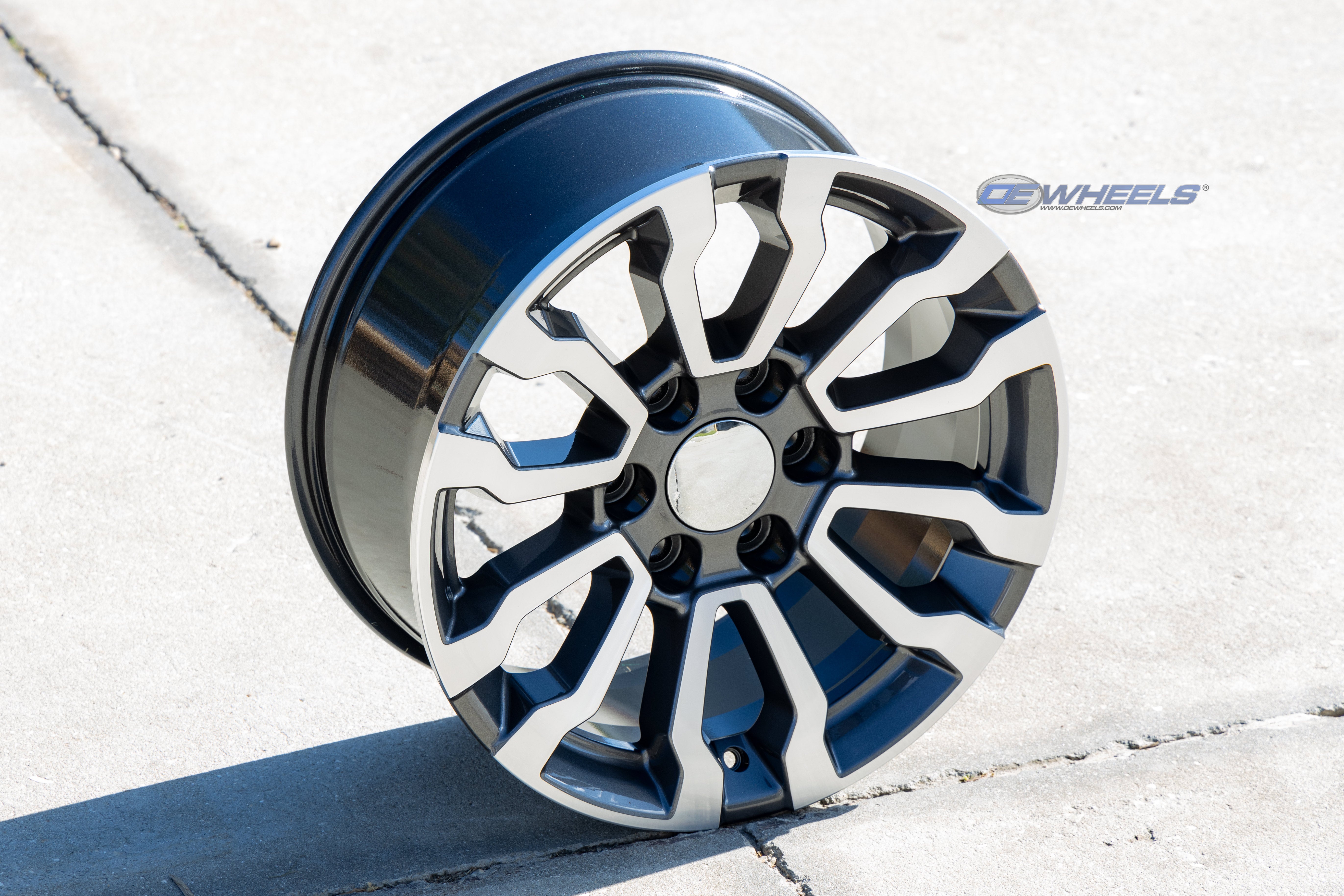 OE Wheels CV35-18085-6550-26MG 18" Replica fits GMC Sierra Gunmetal Machined