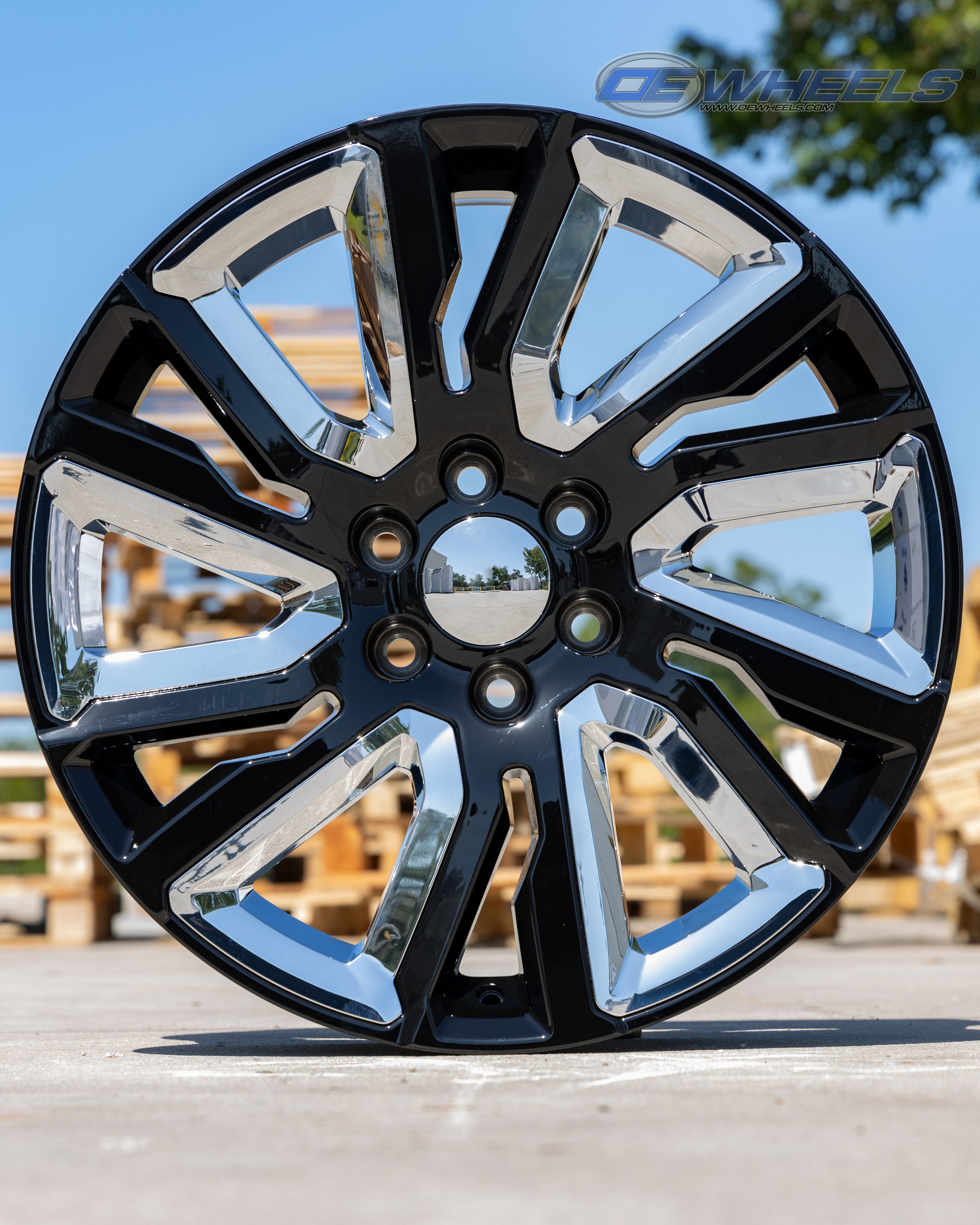OE Wheels CV39-22090-6550-28B-ic 22" Replica fits GMC Sierra Black and Chrome
