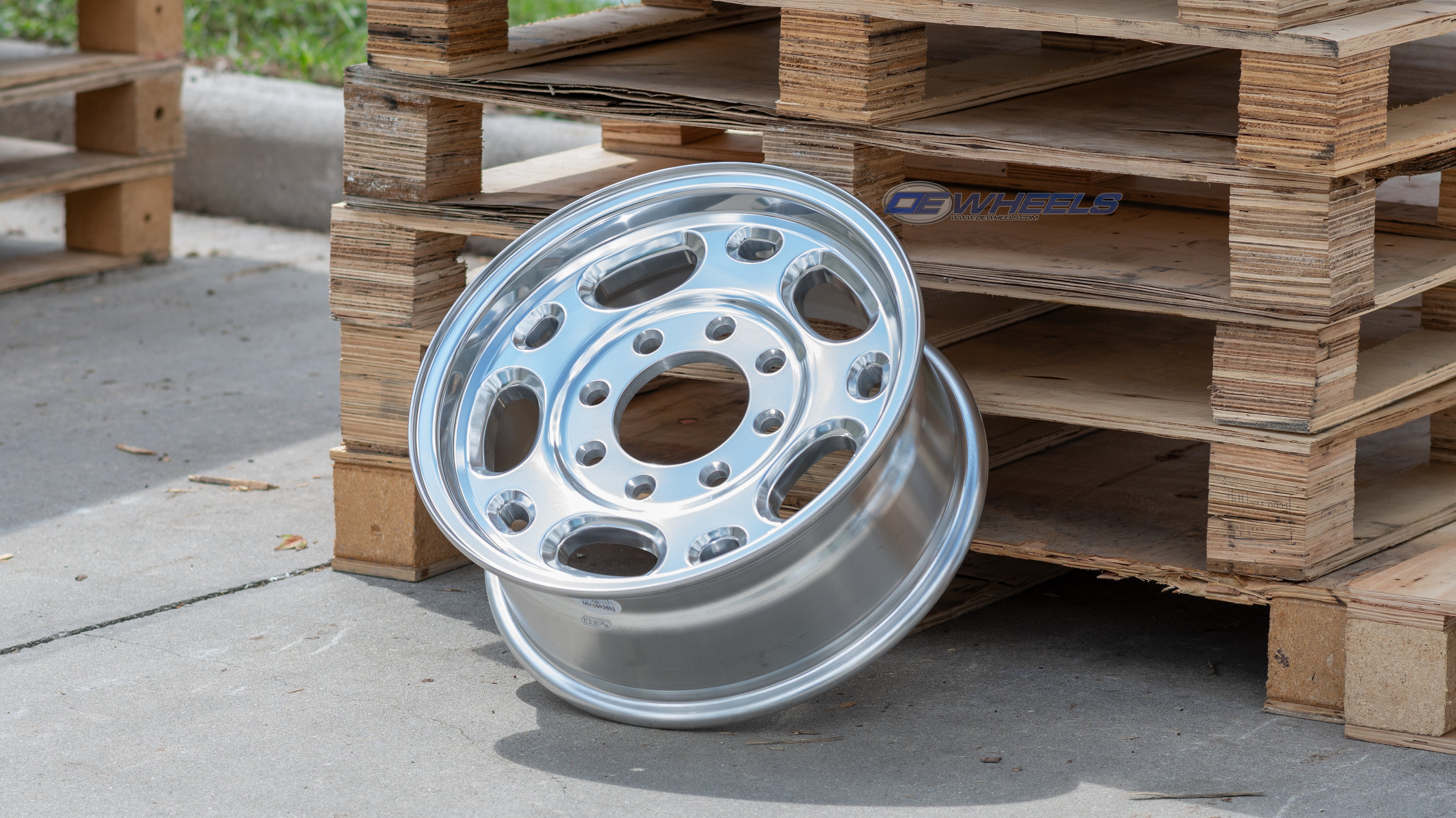 OE Wheels CV82-16065-8650-28P 16" Replica fits Chevrolet 8 Lug Suburban Polished