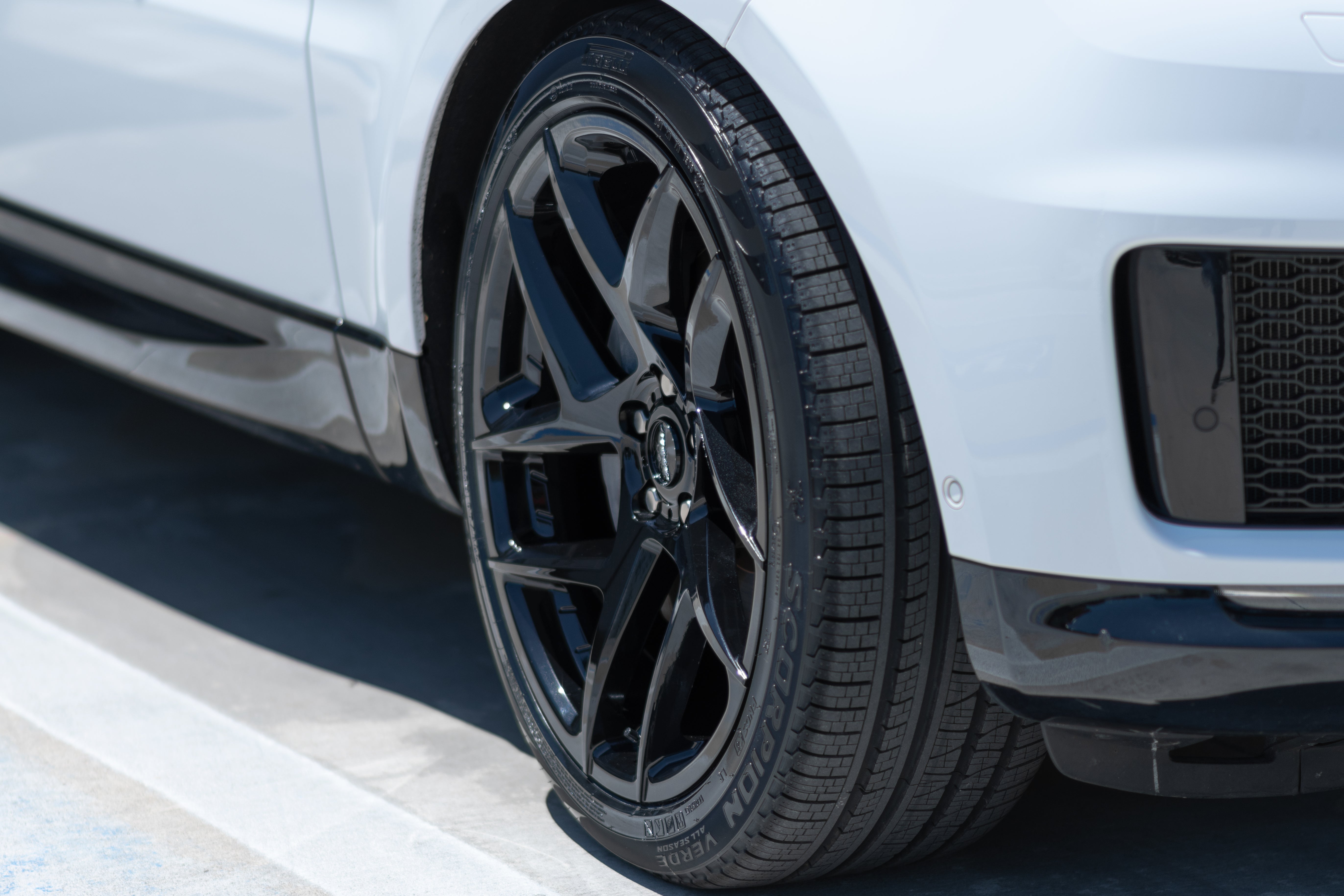 DEFIANT DF05-22100-5108-37B 22x10 5x108mm +37et in Gloss Black