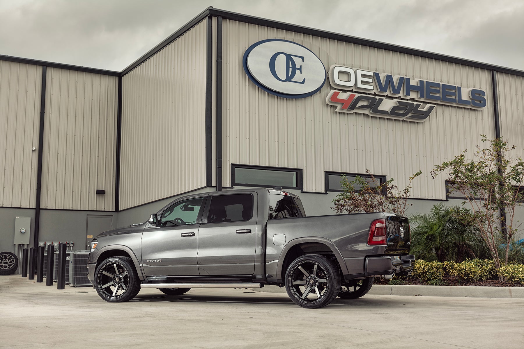 4PLAY 4P63-24120-6D55-44BBT Gen3 24x12 6x135mm & 6x5.5" -44et in Brushed Black