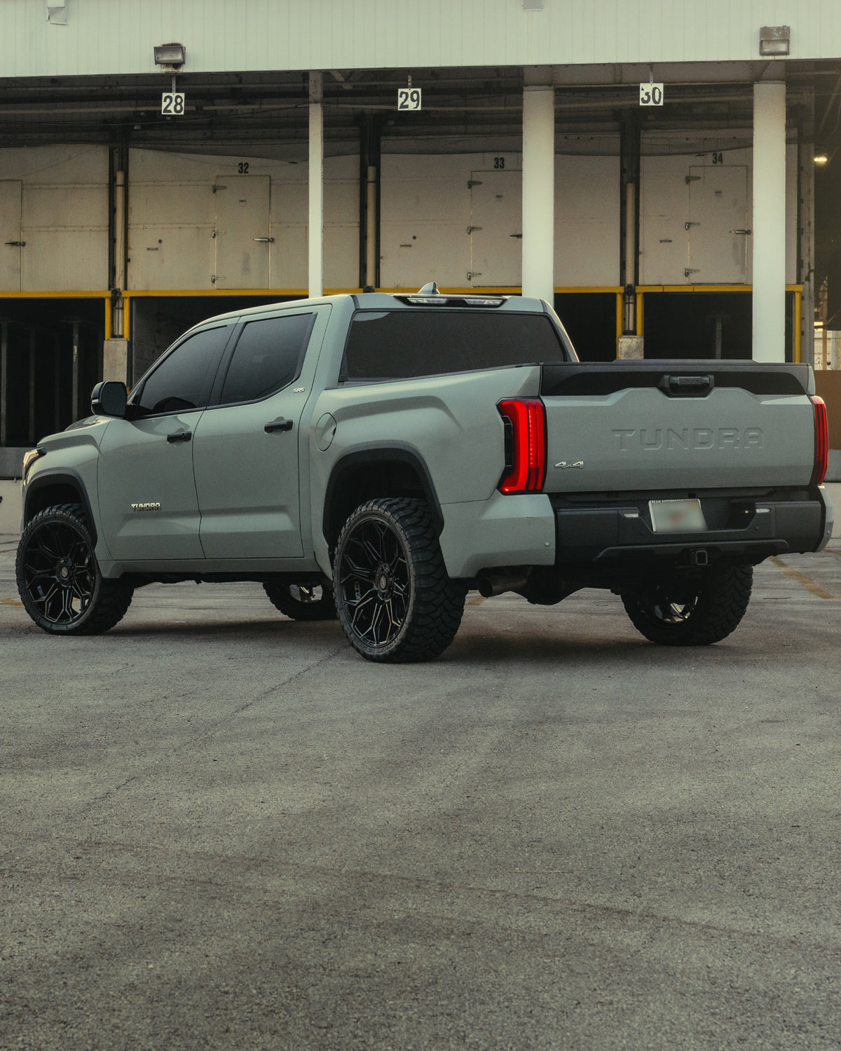 4PLAY 4P83-20100-6D55-18B Gen3 20x10 6x5.5 & 6x135mm -18et in Gloss Black