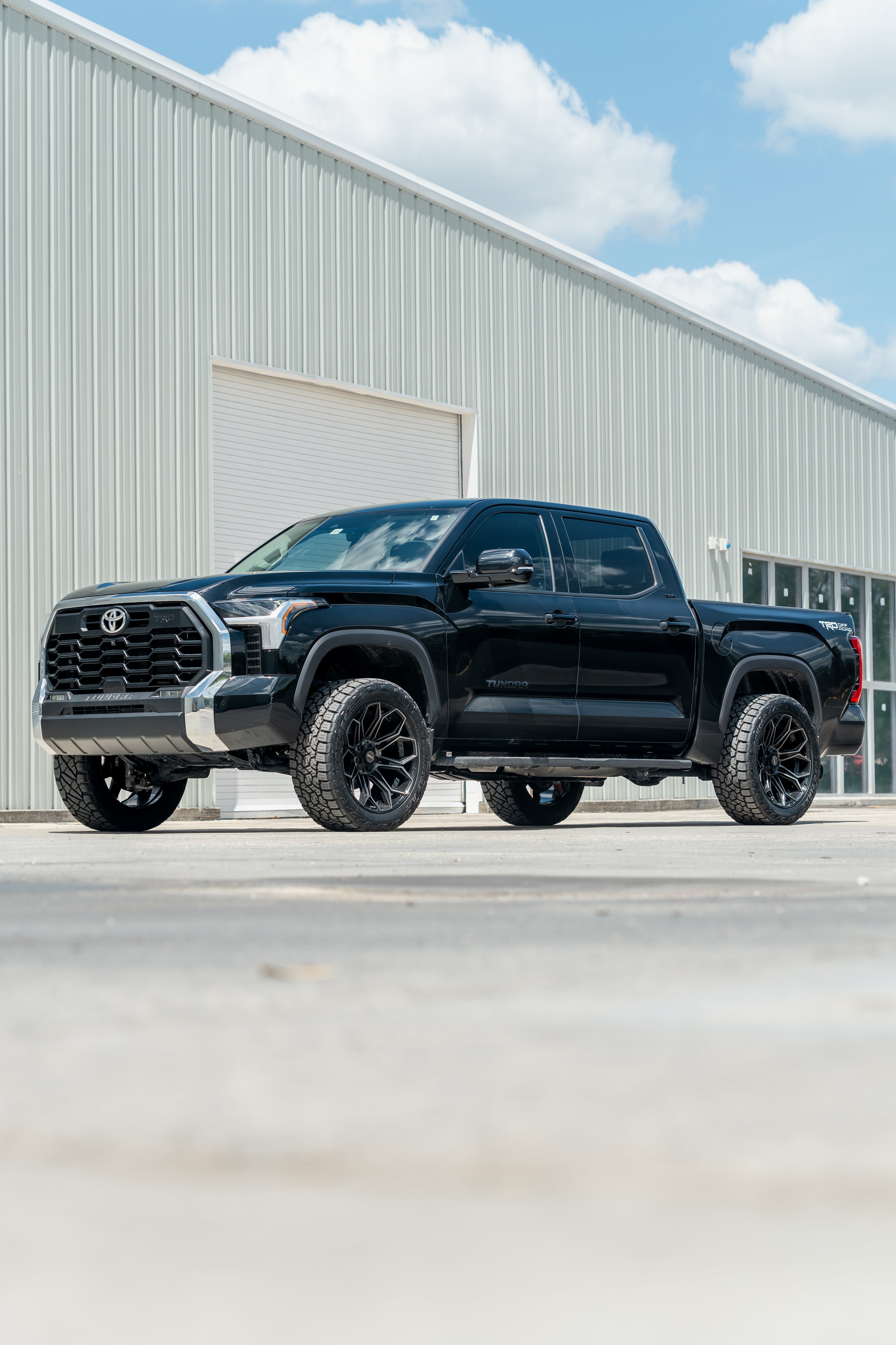 4PLAY 4P83-22100-5D55-18BBT Gen3 22x10 5x5" & 5x5.5" -18et in Brushed Black