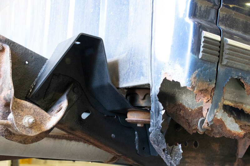 RustBuster RB7306R fits Chevrolet/GMC C/K 1500/2500 Bed and Cab Mount Brackets-R