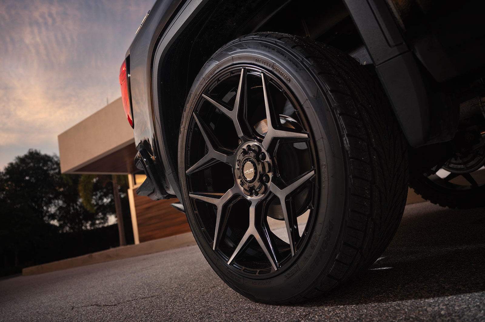 4PLAY 4P06-24100-6D55-18BBT Gen3 24x10 6x135mm & 6x5.5" +18et in Brushed Black