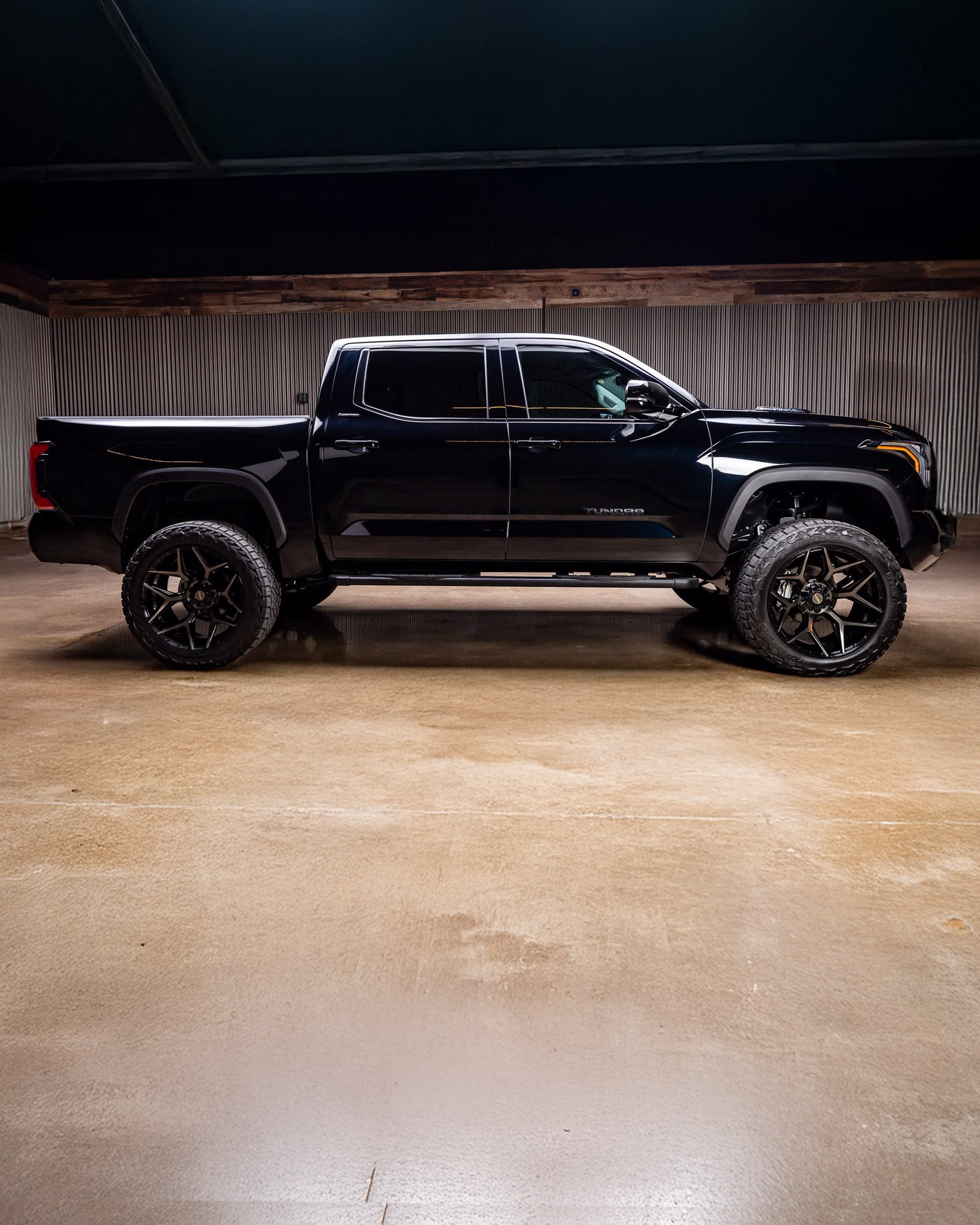 4PLAY 4P06-22100-6D55-18BBT Gen3 22x10 6x135mm & 6x5.5" -18et in Brushed Black