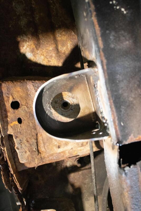 RustBuster RB7418 Rust Buster Avalanche/fits Suburban/Yukon Center Body Frame Mount