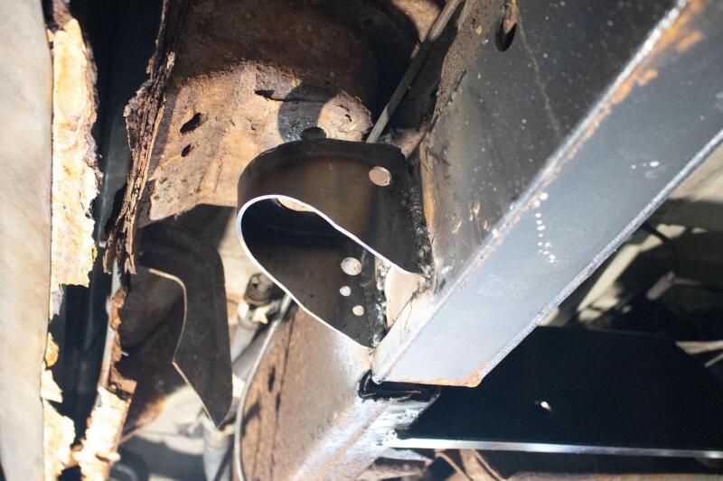 RustBuster RB7418 Rust Buster Avalanche/fits Suburban/Yukon Center Body Frame Mount