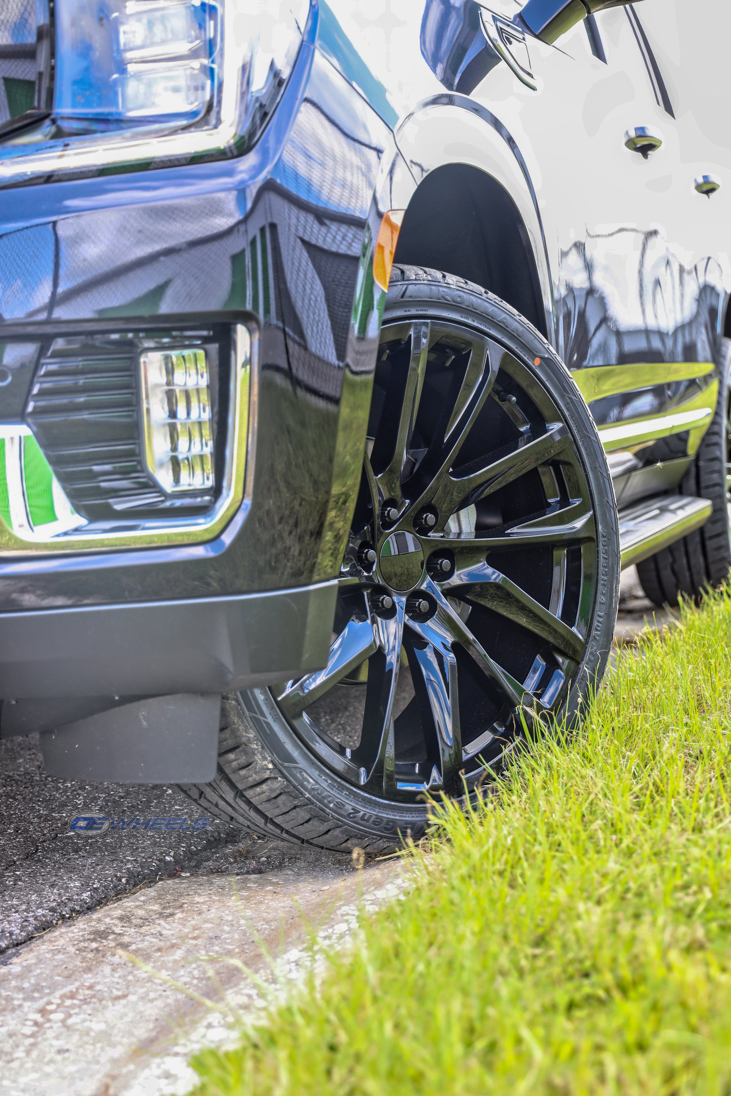 OE Wheels CA90-24100-6550-28B 24" Replica fits Cadillac Escalade Gloss Black