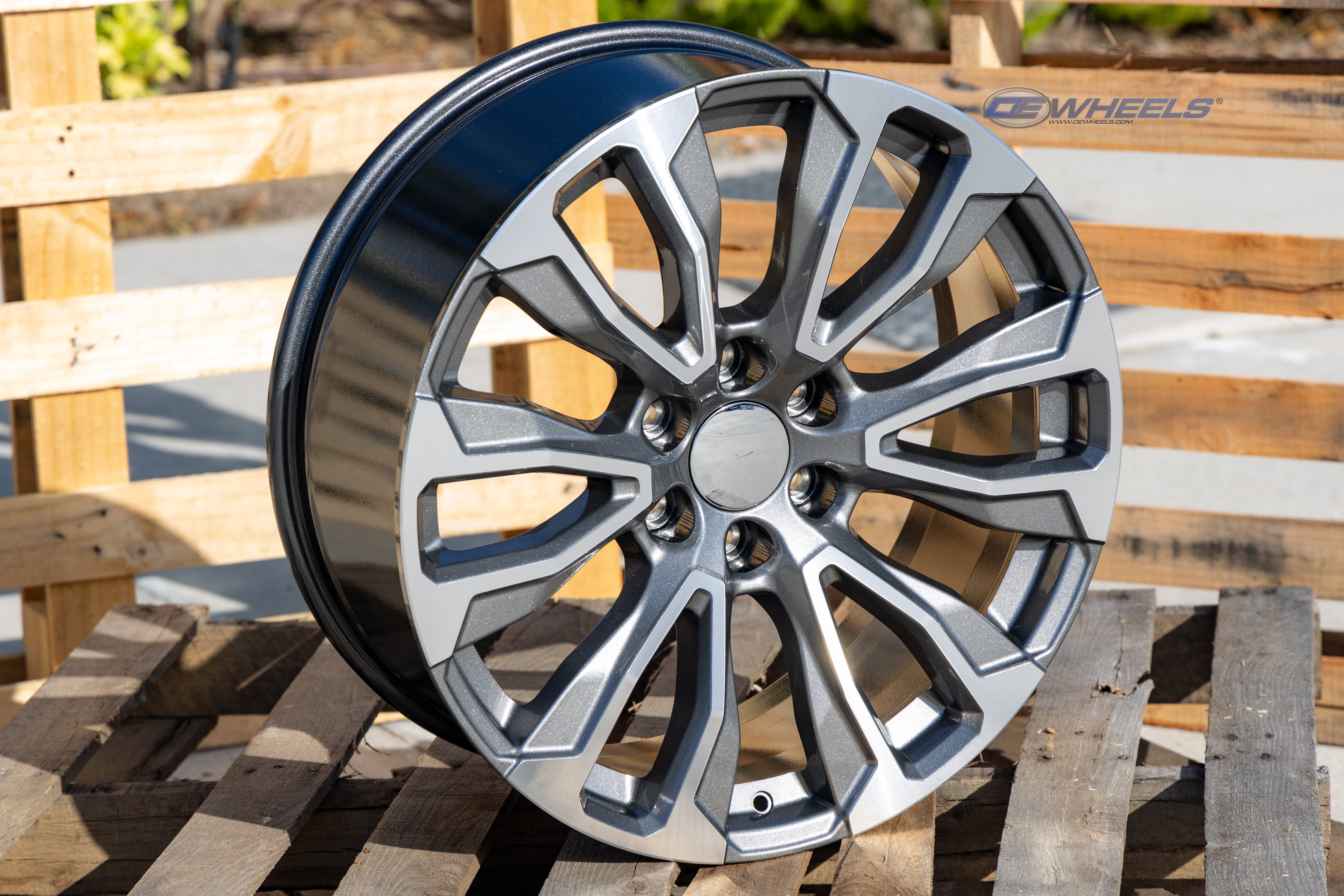 OE Wheels CV30-22090-6550-28MG 22" Replica fits GMC Yukon 1500 Gunmetal Machined