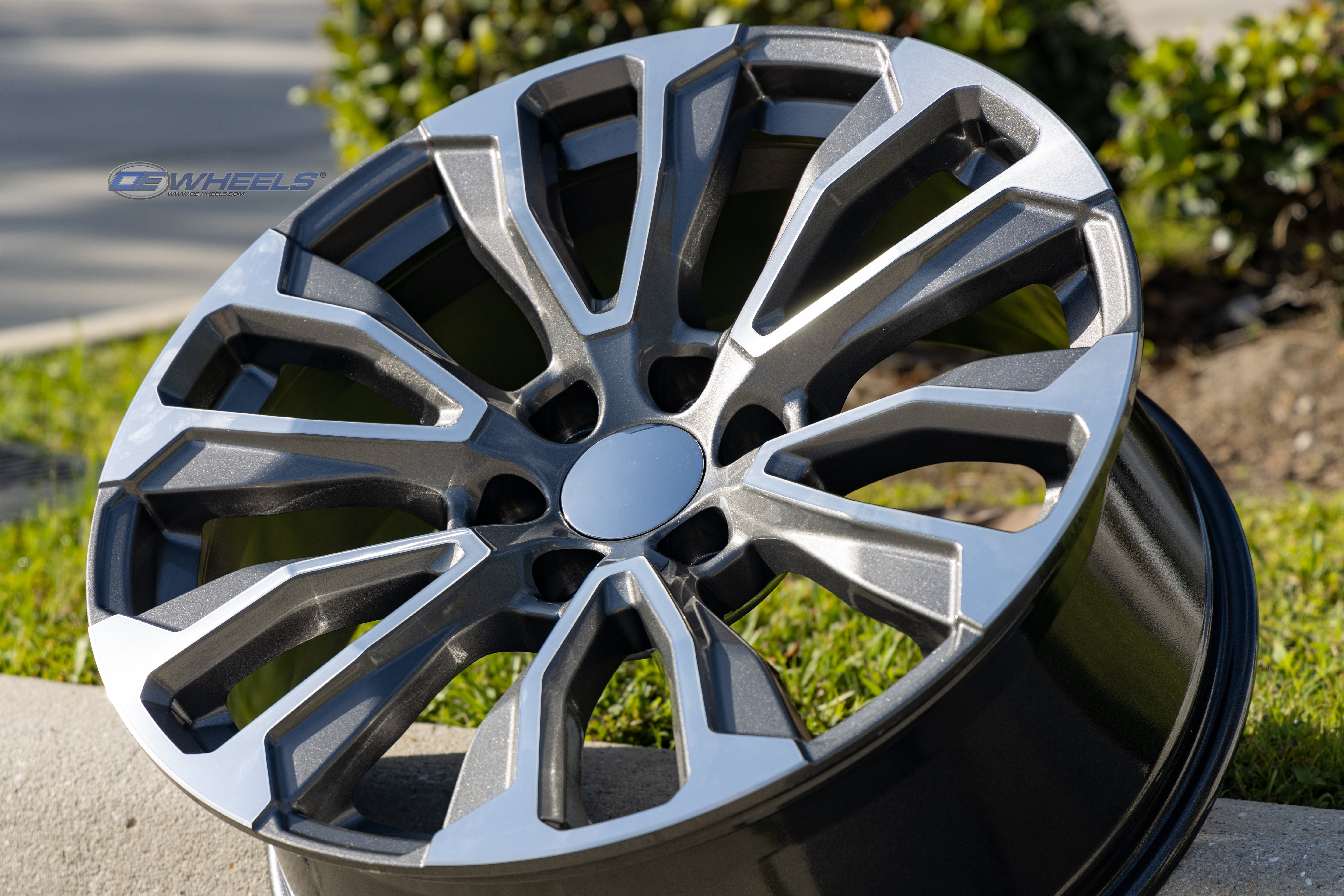 OE Wheels CV30-22090-6550-28MG 22" Replica fits GMC Yukon 1500 Gunmetal Machined