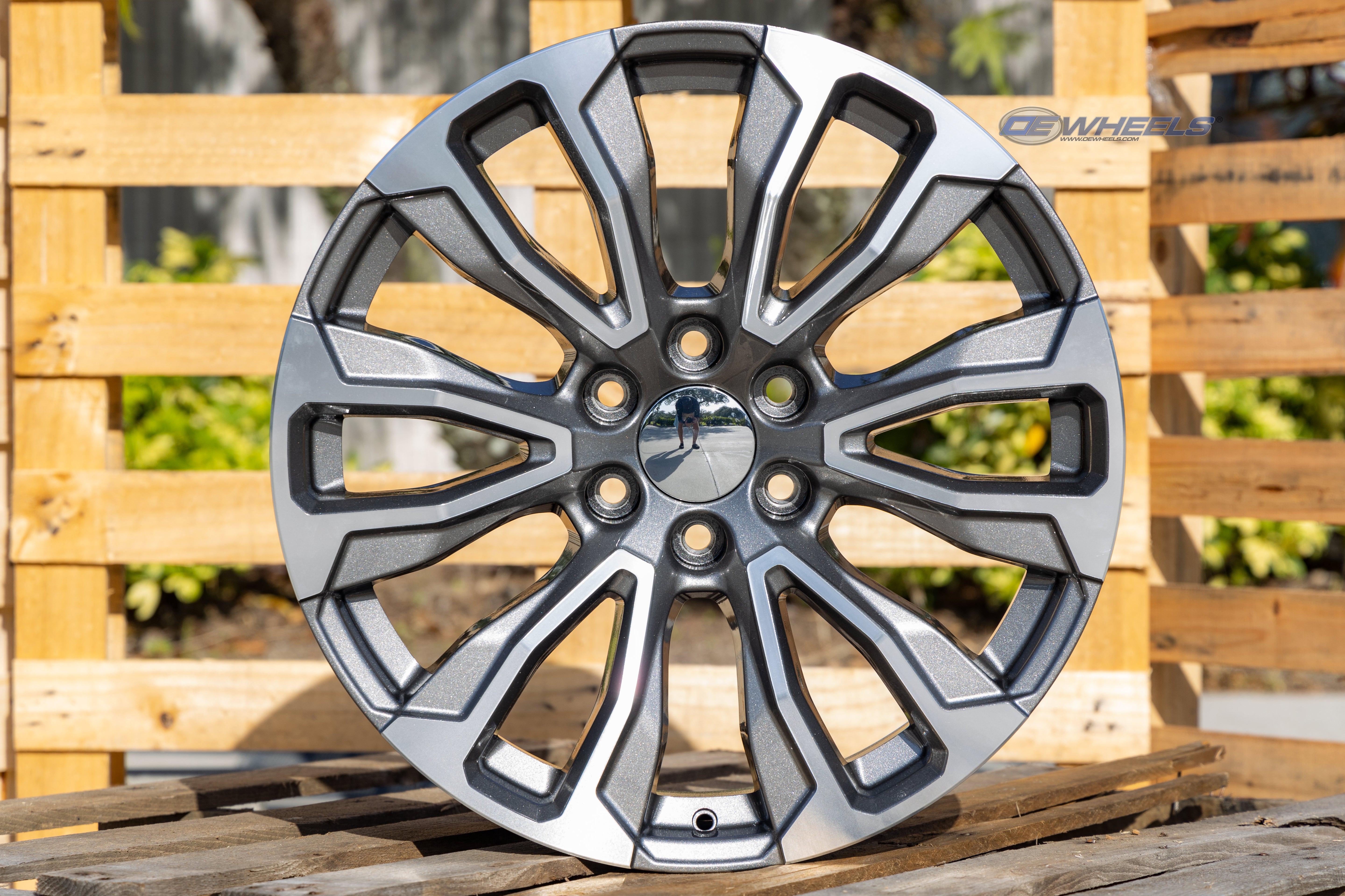 OE Wheels CV30-22090-6550-28MG 22" Replica fits GMC Yukon 1500 Gunmetal Machined