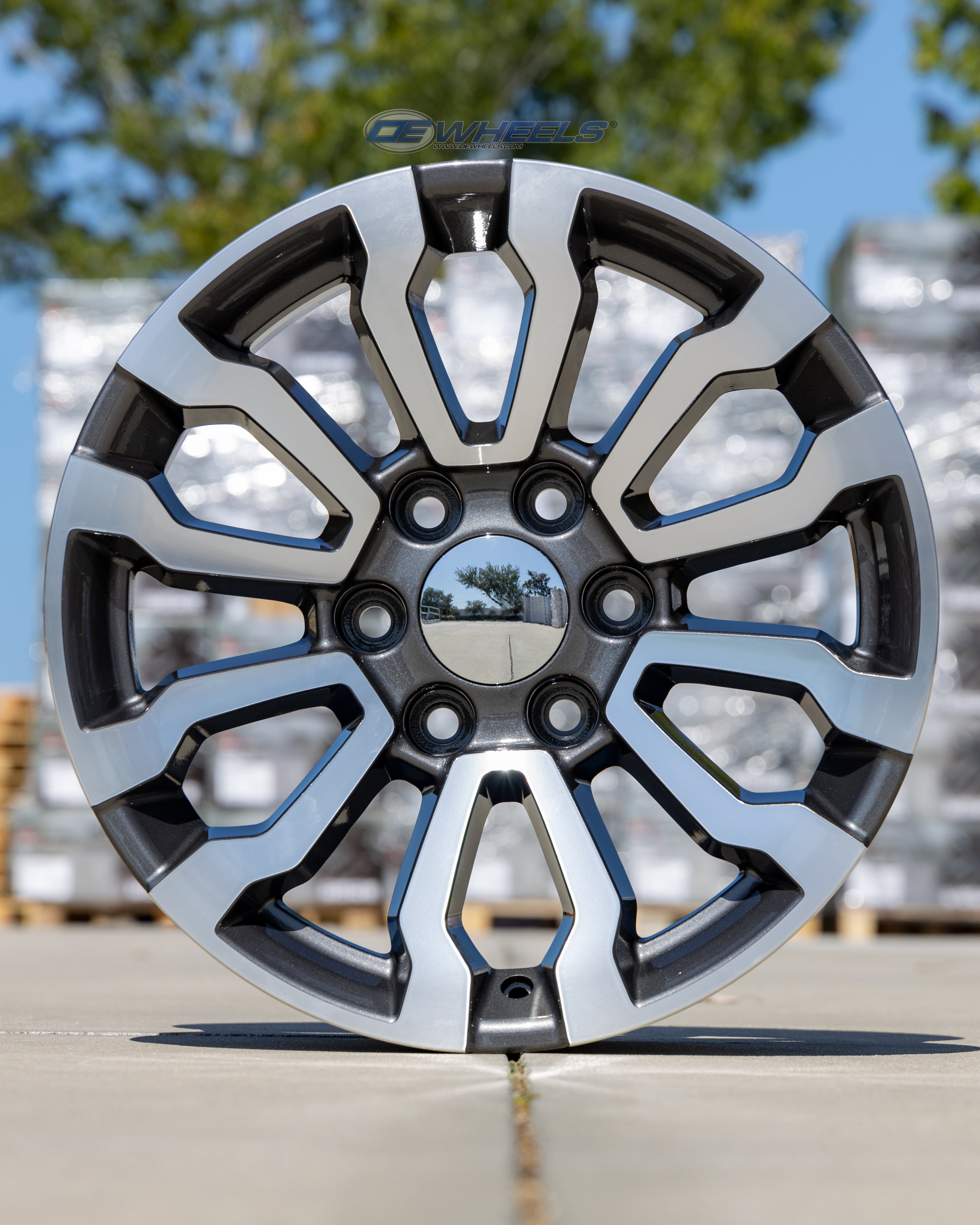 OE Wheels CV35-18085-6550-26MG 18" Replica fits GMC Sierra Gunmetal Machined