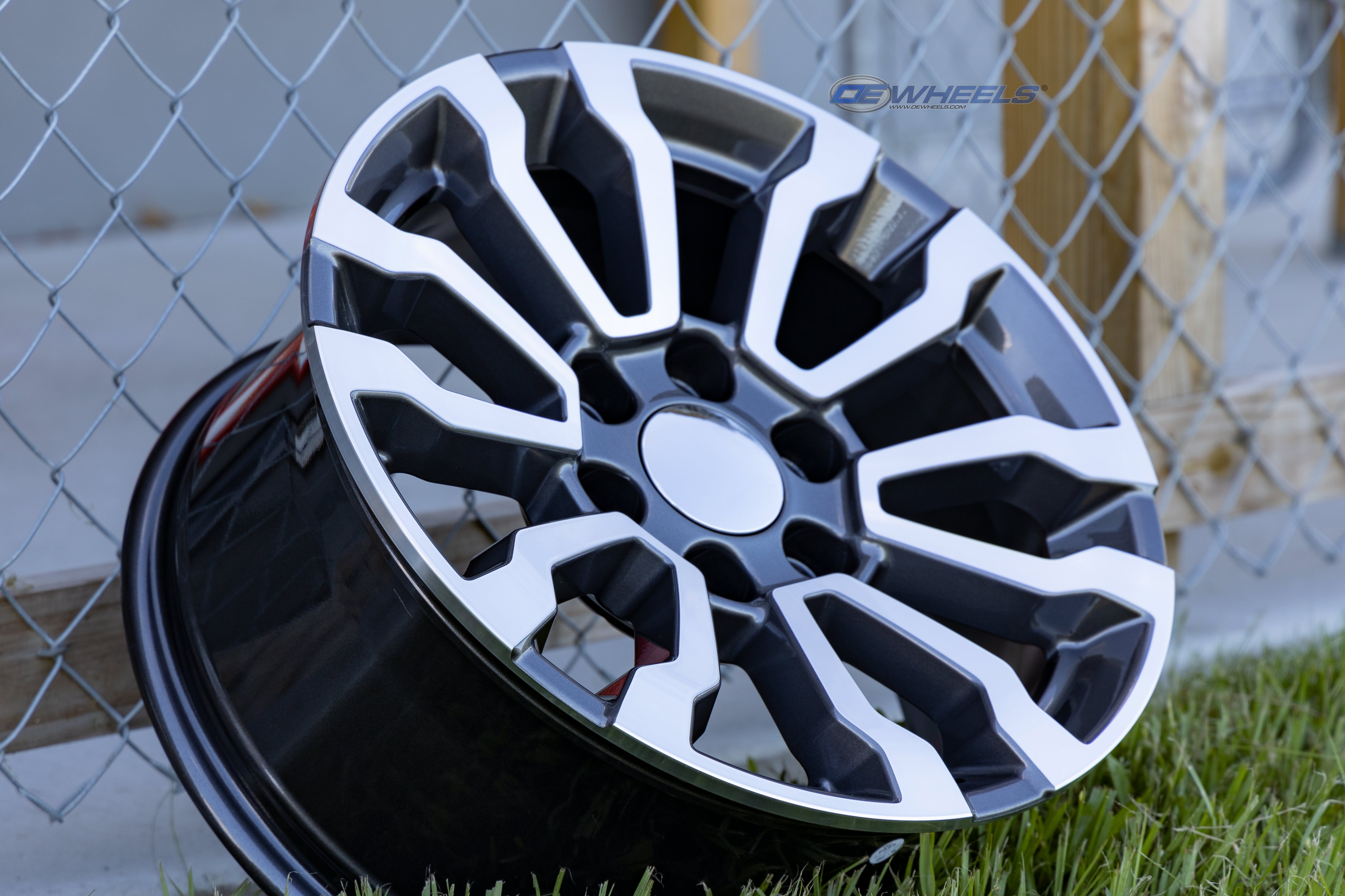 OE Wheels CV35-18085-6550-26MG 18" Replica fits GMC Sierra Gunmetal Machined