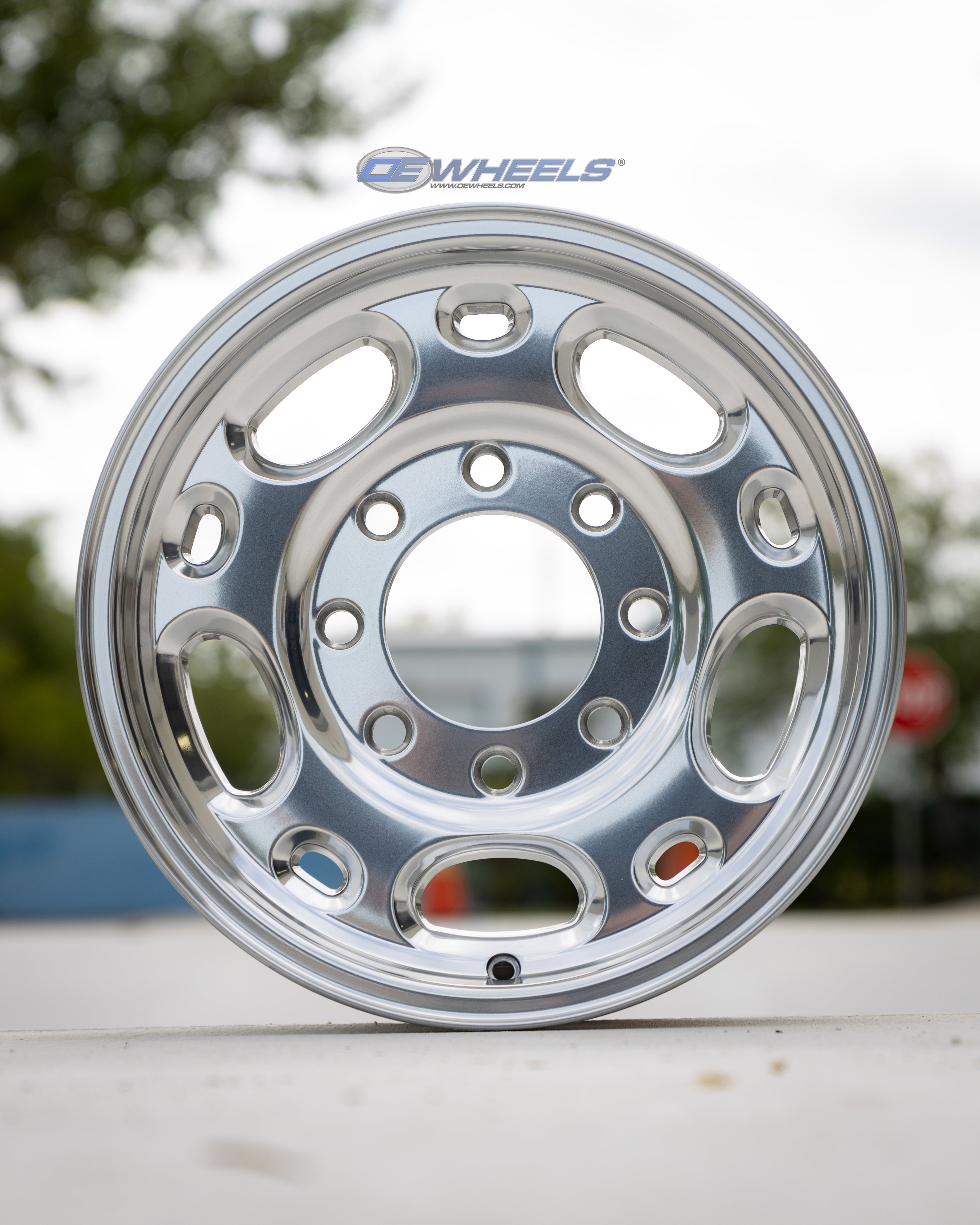 OE Wheels CV82-16065-8650-28P 16" Replica fits Chevrolet 8 Lug Suburban Polished