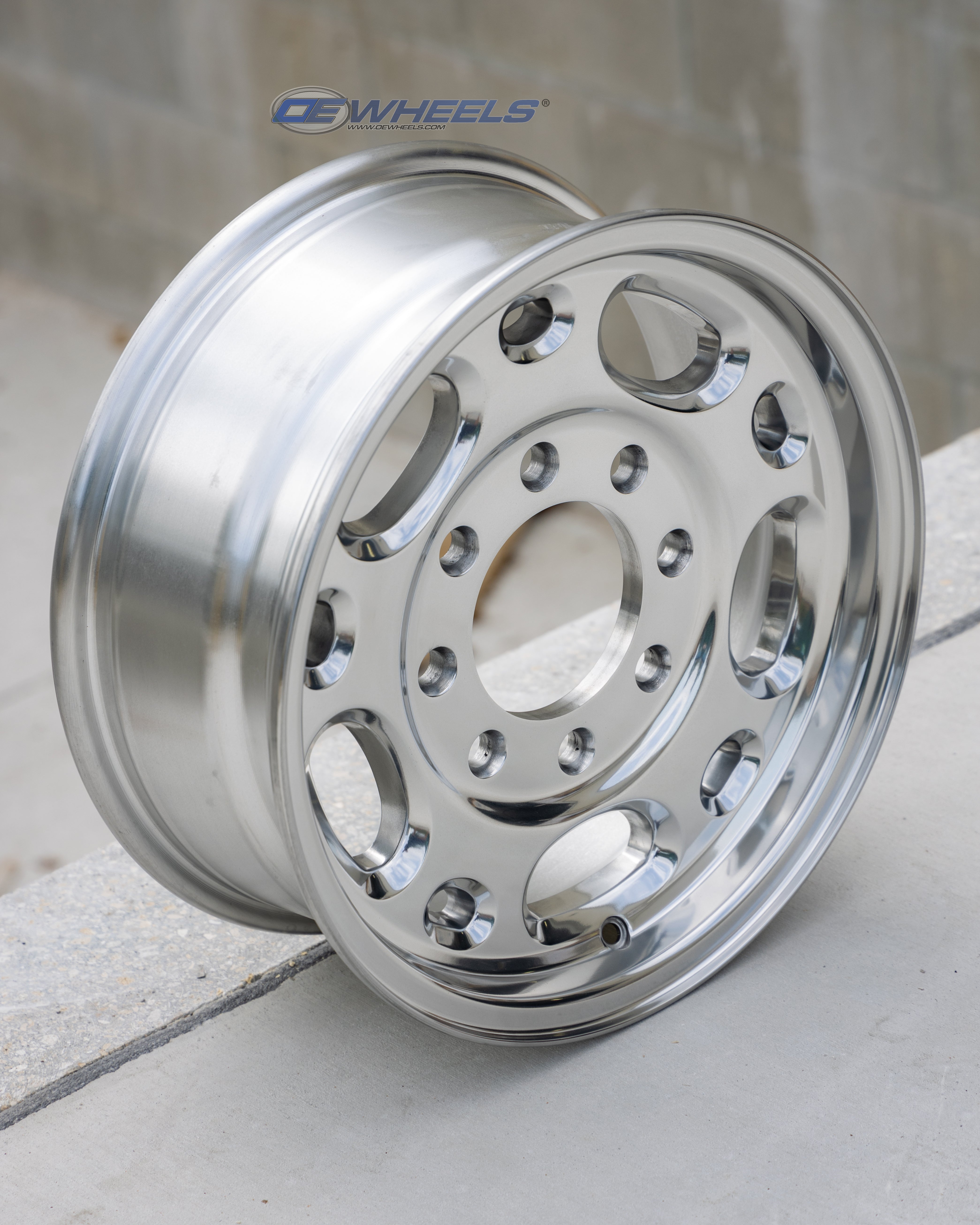 OE Wheels CV82-16065-8650-28P 16" Replica fits Chevrolet 8 Lug Suburban Polished