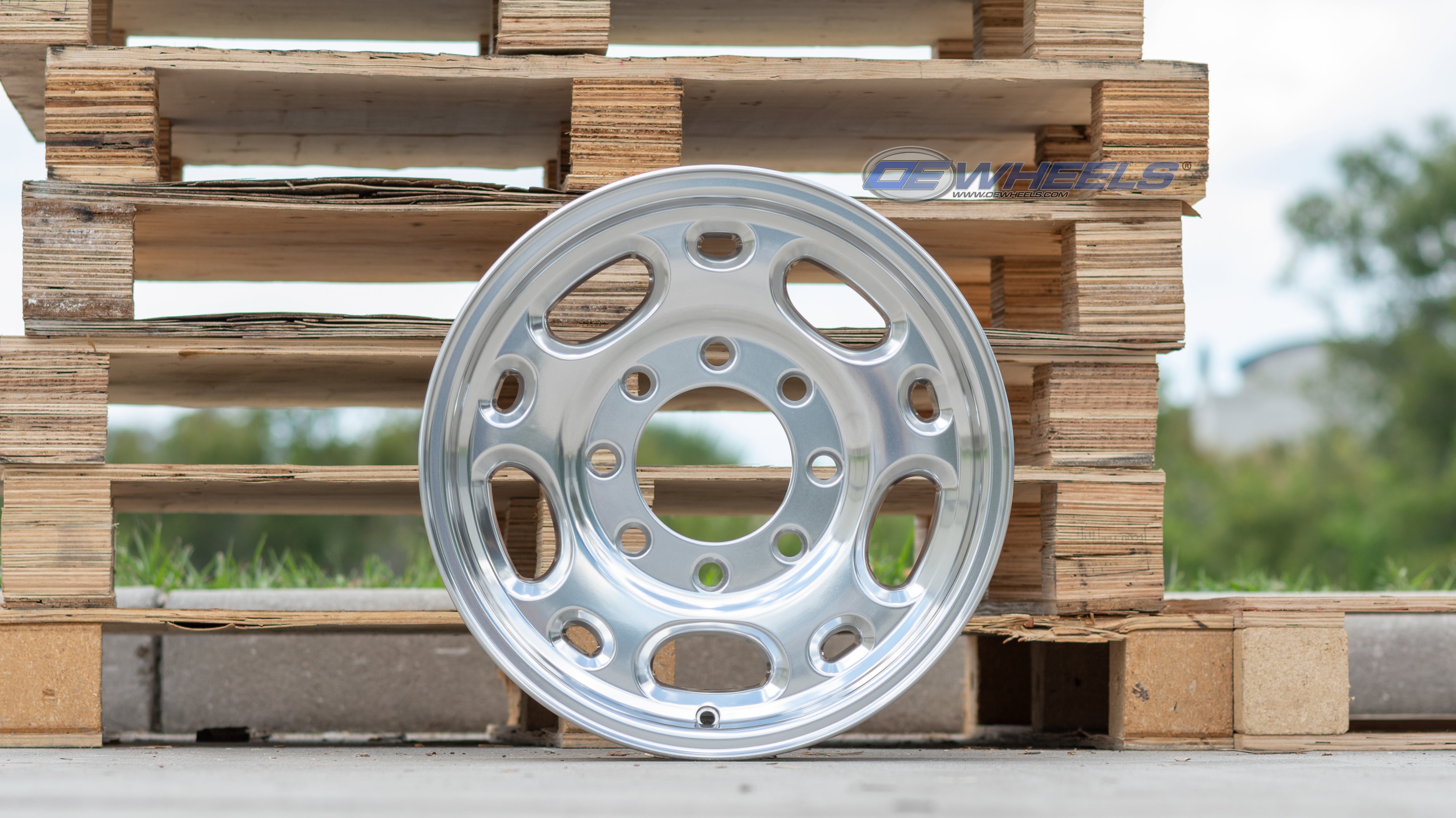 OE Wheels CV82-16065-8650-28P 16" Replica fits Chevrolet 8 Lug Suburban Polished