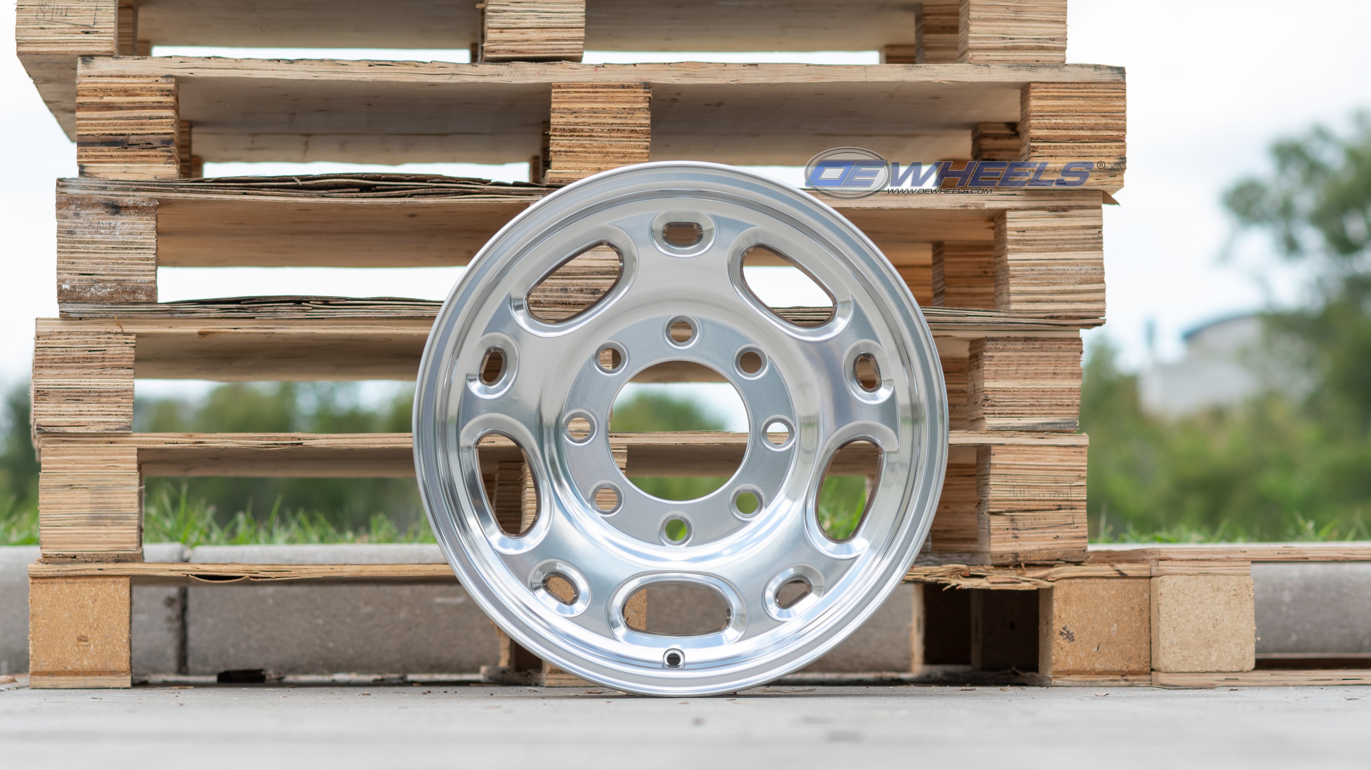 OE Wheels CV82-16065-8650-28P 16" Replica fits Chevrolet 8 Lug Suburban Polished