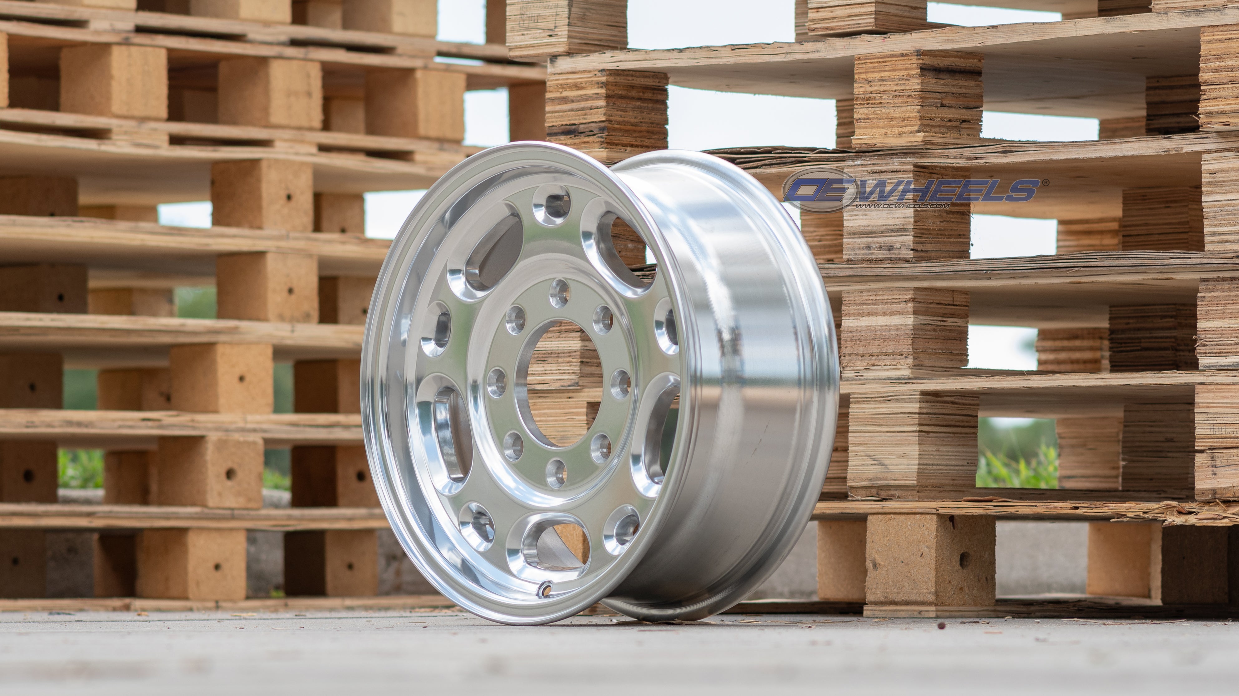 OE Wheels CV82-16065-8650-28P 16" Replica fits Chevrolet 8 Lug Suburban Polished