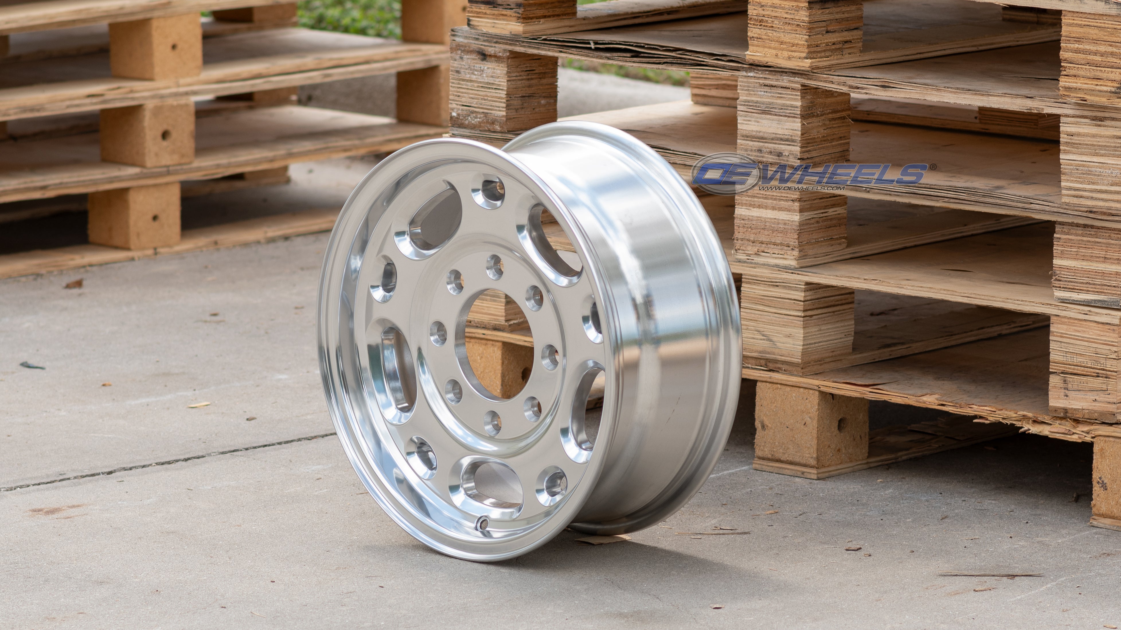OE Wheels CV82-16065-8650-28P 16" Replica fits Chevrolet 8 Lug Suburban Polished