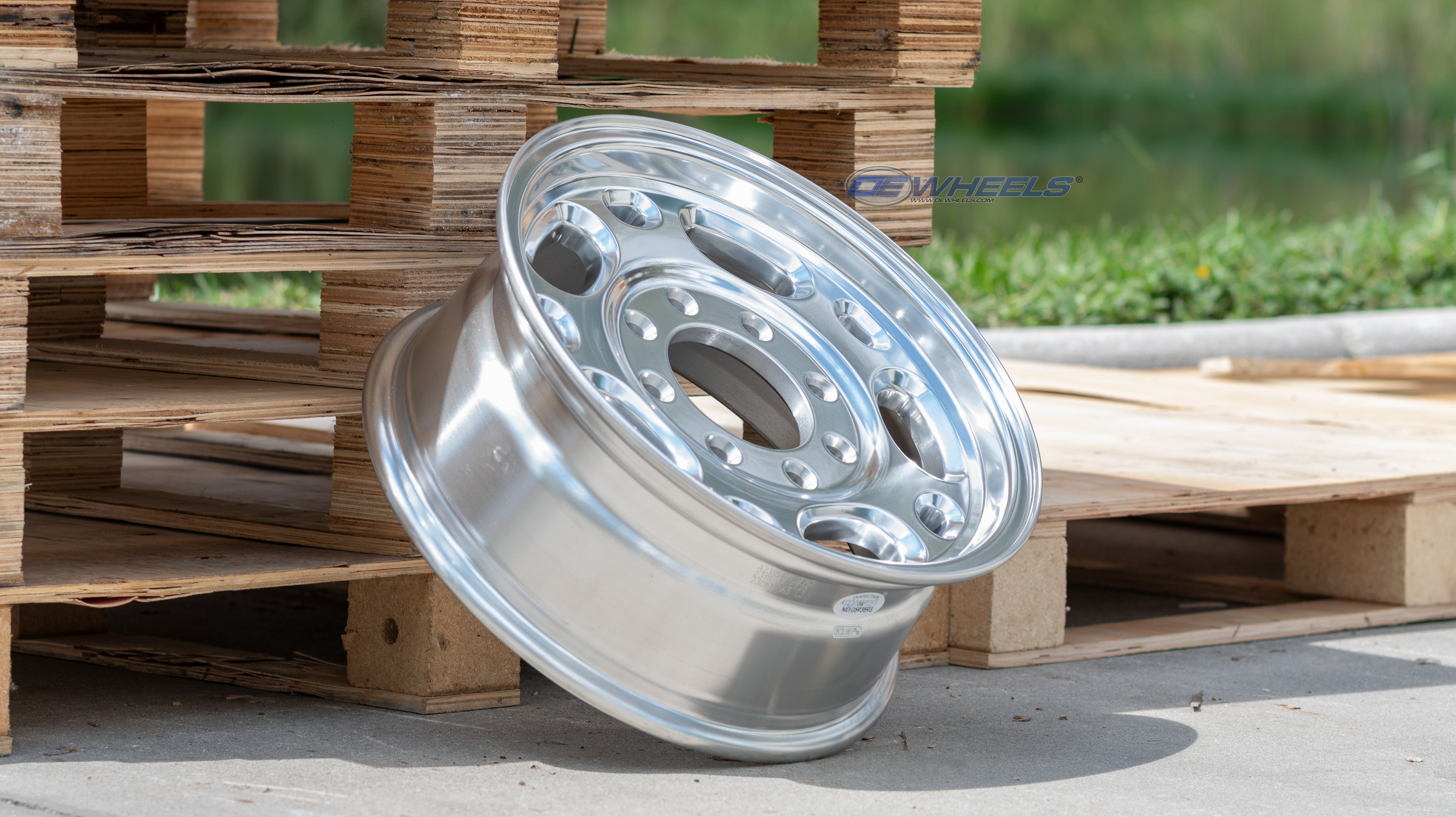 OE Wheels CV82-16065-8650-28P 16" Replica fits Chevrolet 8 Lug Suburban Polished