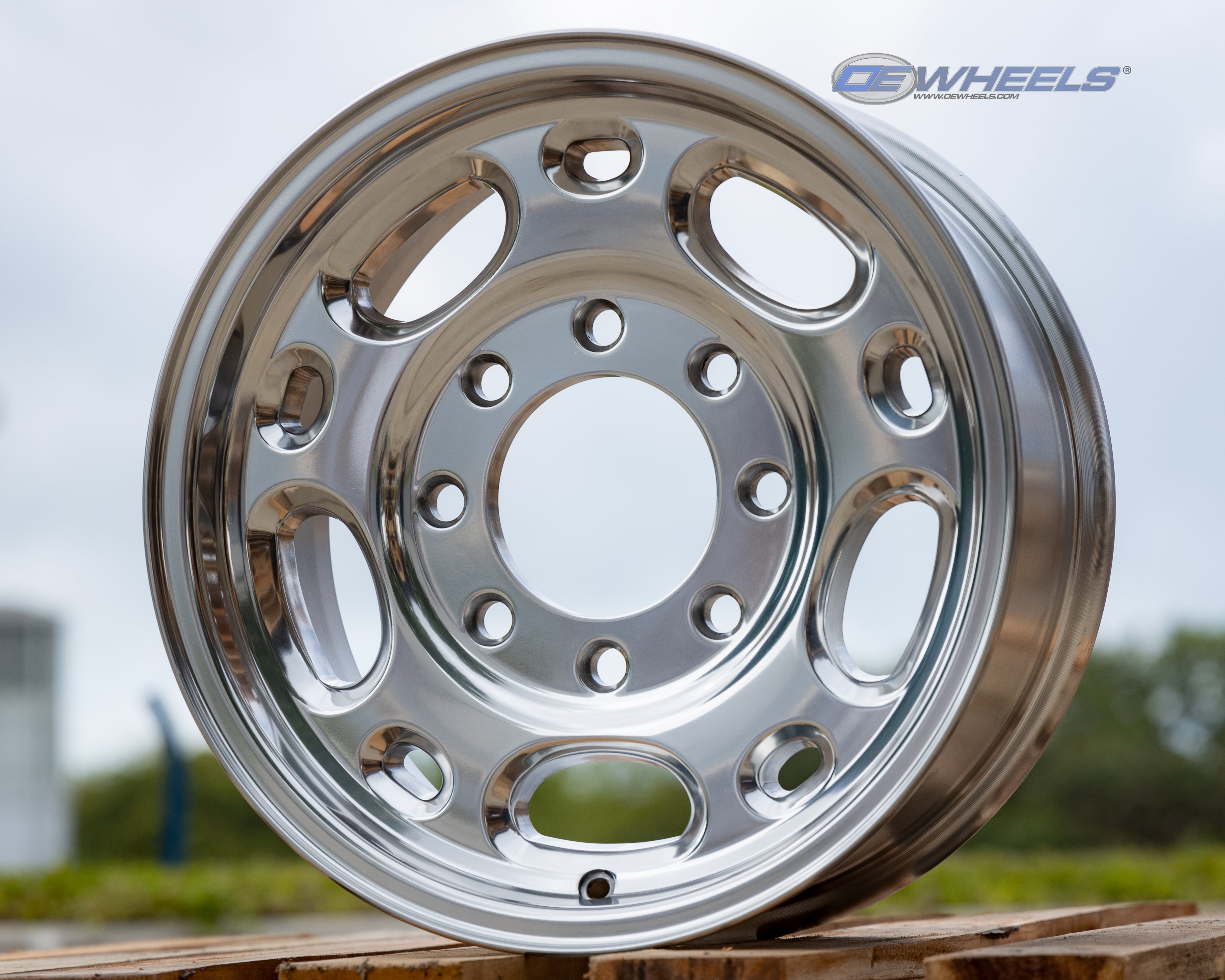 OE Wheels CV82-16065-8650-28P 16" Replica fits Chevrolet 8 Lug Suburban Polished