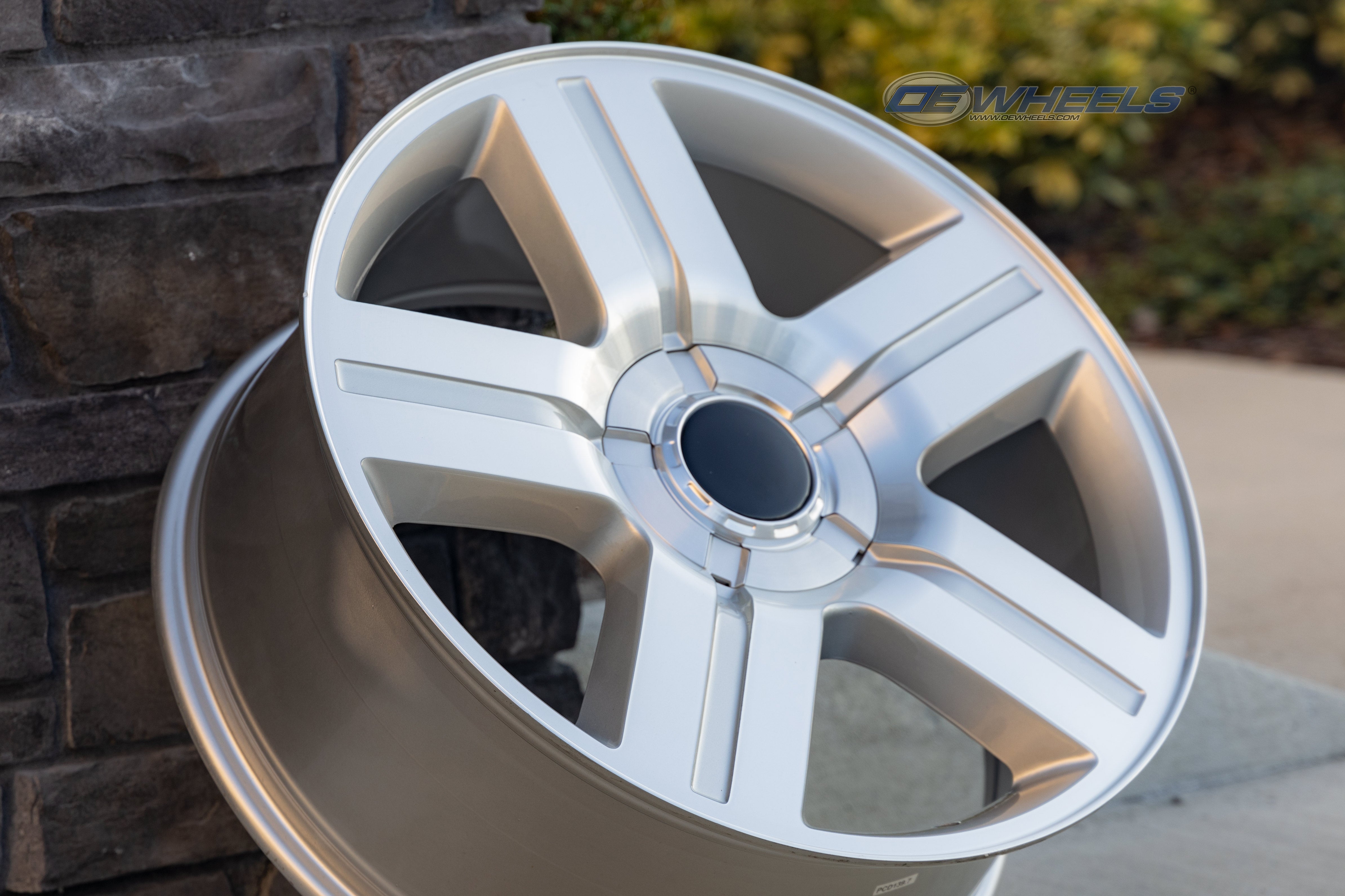 OE Wheels CV84-20085-6550-31MS 20" Replica fits Chevrolet Silverado Silver