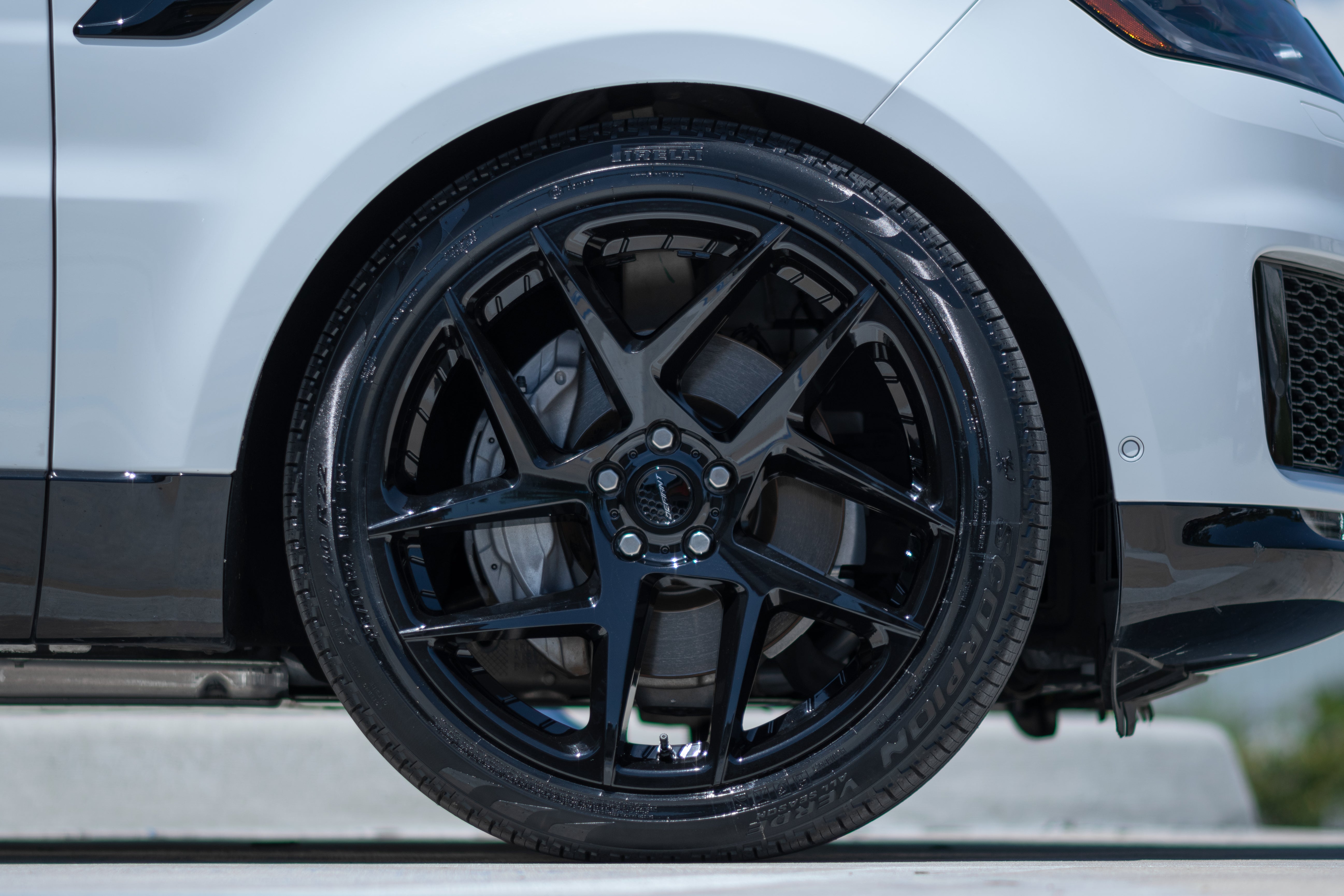 DEFIANT DF05-22100-5108-37B 22x10 5x108mm +37et in Gloss Black