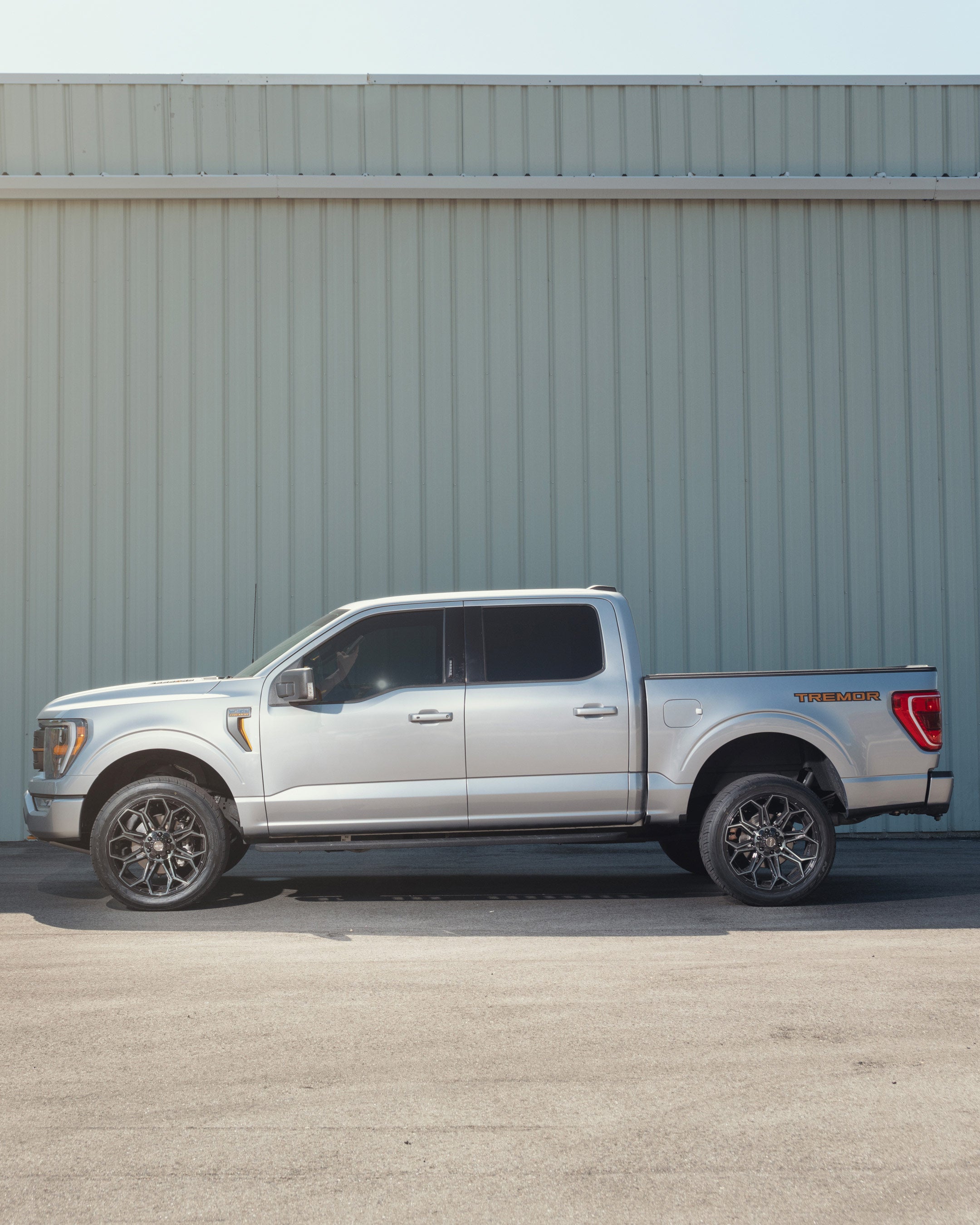 4PLAY 4P83-22090-6D55-12B Gen3 22x9 6x5.5 & 6x135mm 12et in Gloss Black