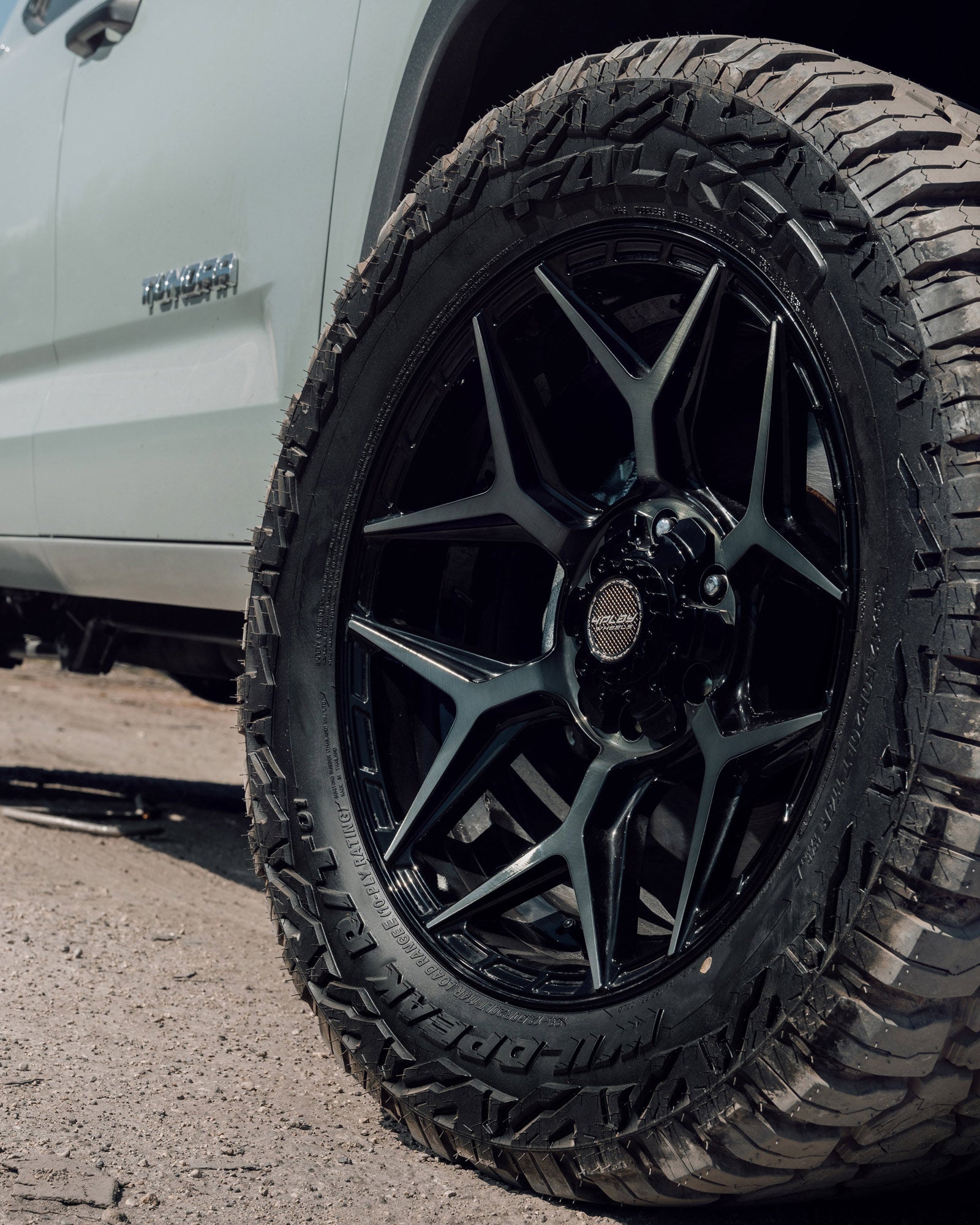 4PLAY 4P06-22100-6D55-18B1 Gen3 22x10 6x5.5 & 6x135mm -18et in Satin Black
