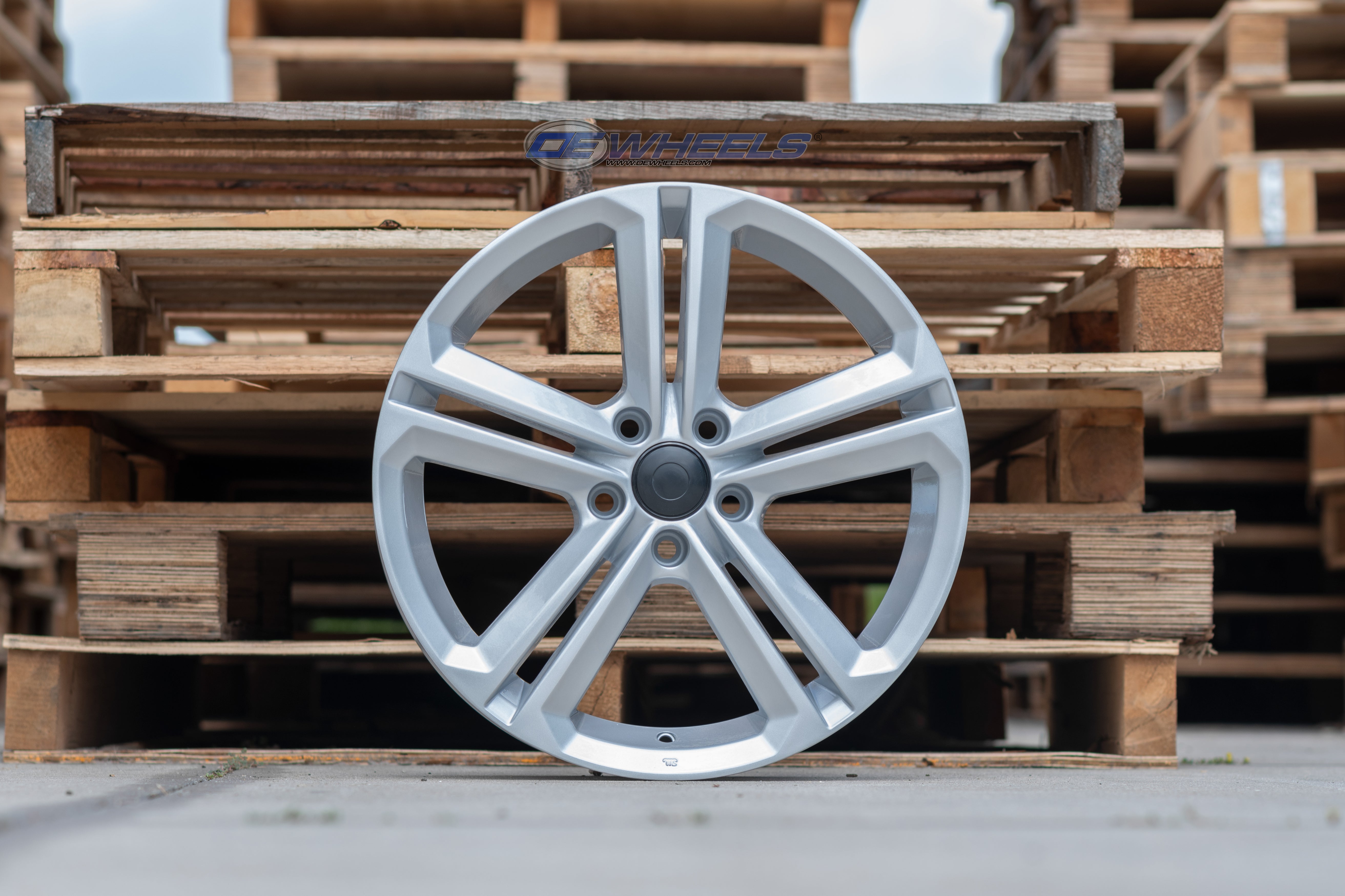 OE Wheels VW18-18080-5112-45S 18" Replica VW18 fits Volkswagen Jetta 18x8 Silver