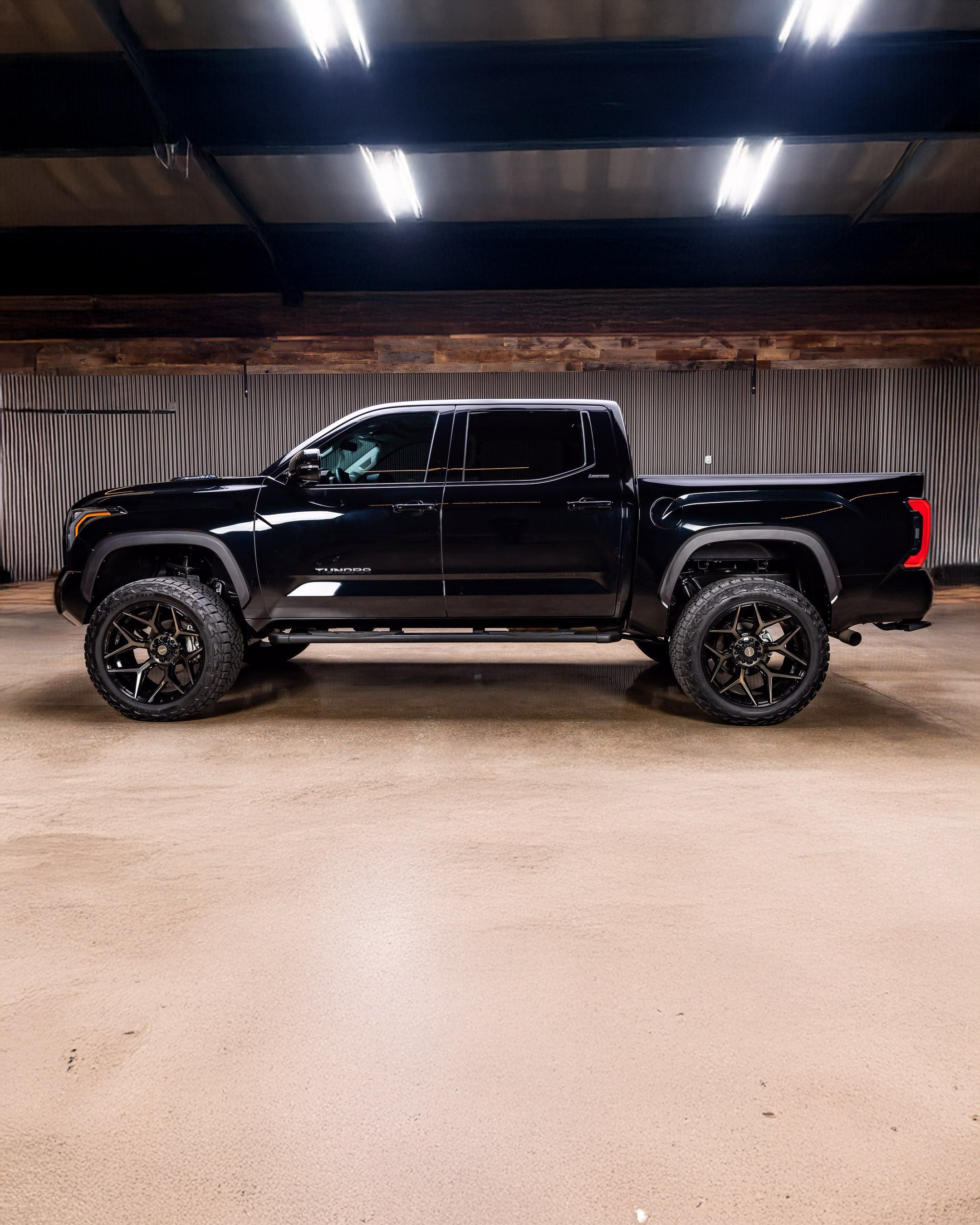 4PLAY 4P06-22100-6D55-18BBT Gen3 22x10 6x135mm & 6x5.5" -18et in Brushed Black